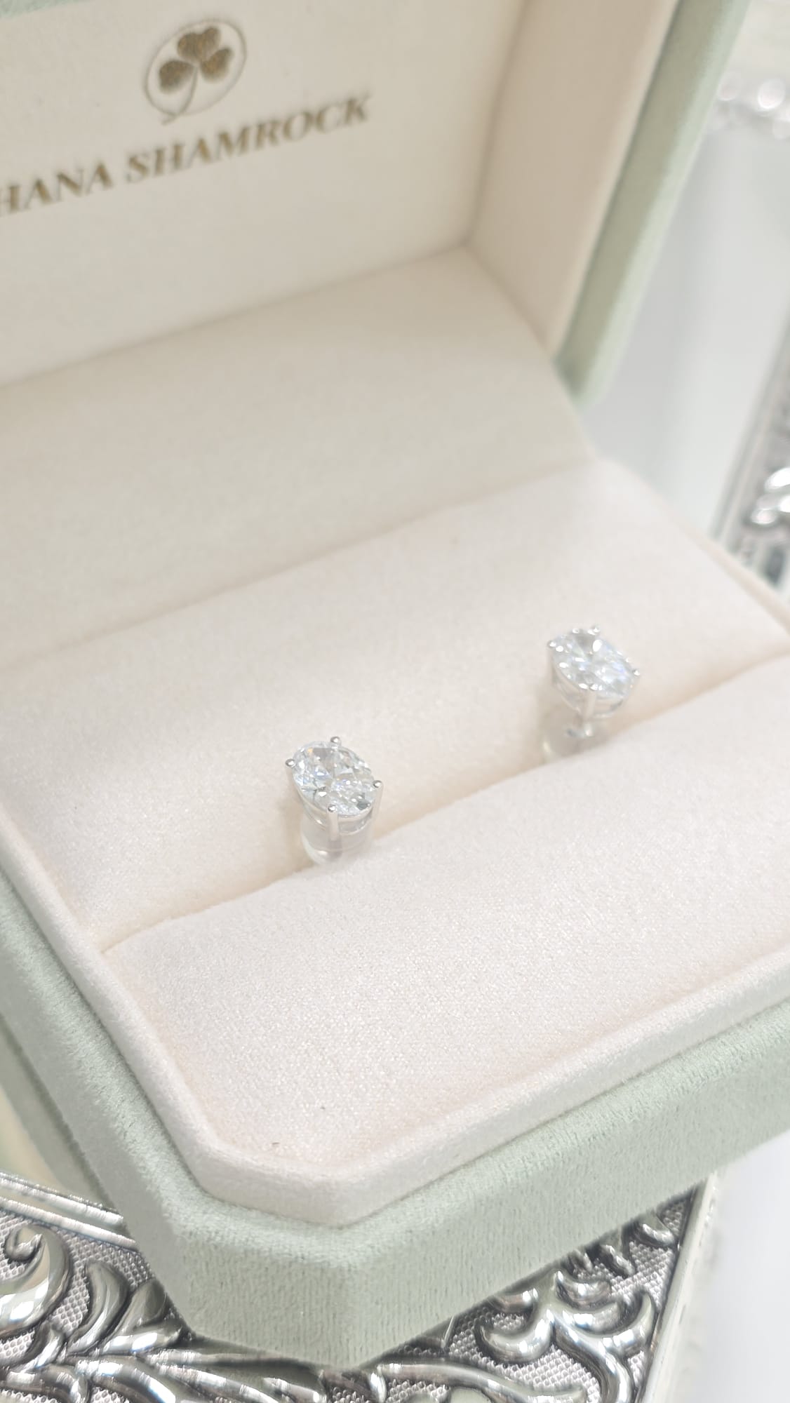 18K白橢圓形培育鑽石耳釘 D2.0ct/2