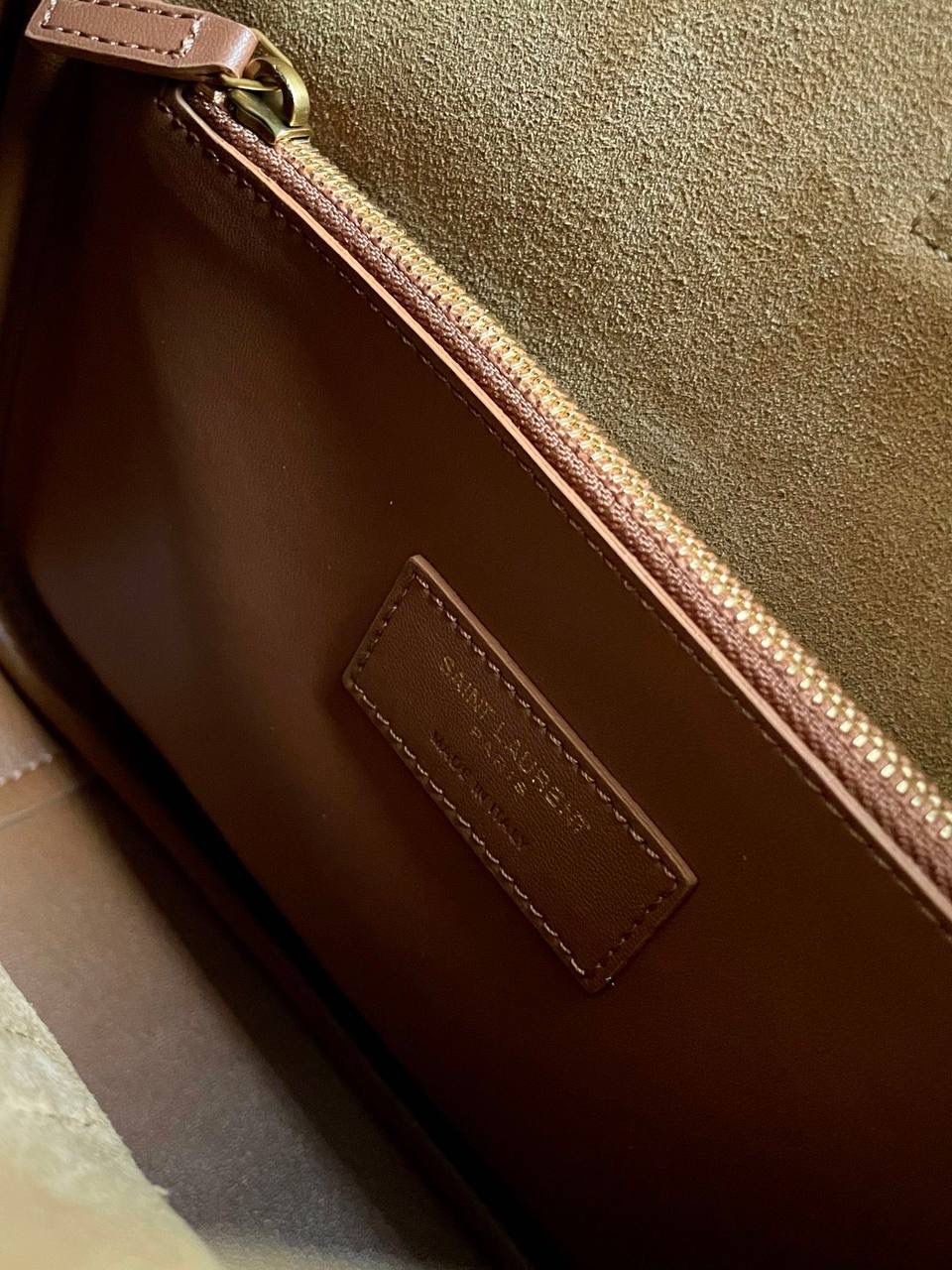 销量王🔥仅剩少量❗️ ys1 hobo bag腋下包 麂皮焦糖金🤎 我和你们说，这只包看着普普通通 但是上身是真的很好看！ 第一次看到他们家有这种慵懒的腋下包 双色反绒感牛皮➕胎牛皮内里 又轻容量又大，真的很～～好背 这只包的灵魂在于圆滚滚中又有型 市场很多做得太挺括硬朗，那种货打咩啊❌ ZP开发⚠️全套包装哦～ 23×22×8.5cm713938m