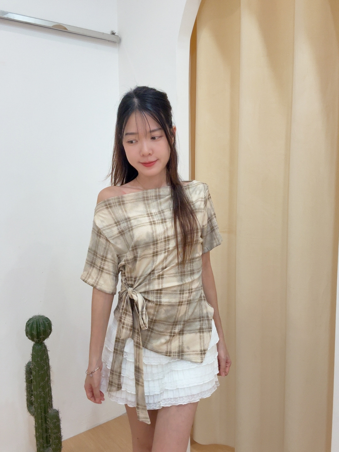 复古格纹露肩不规则绑带上衣 R3059