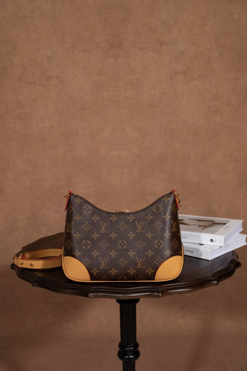 LV黄牛角😍 这款真的很火，一出就知道是爆款🔥 牛角包造型，小巧又可爱，但真的很能装，日常出门完全够用。 复古老花＋时髦设计，颜值超高，随便背都好看‼️ Size：29 × 16 × 9.5 cm 好看＋实用兼顾，真的属于那种买了不后悔的款💖