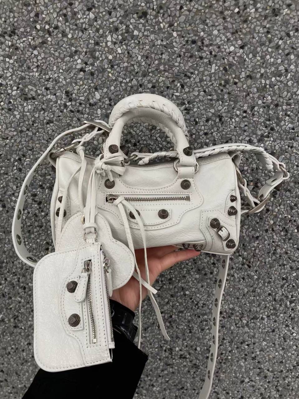 ⏰ ba1enciaga duffle cagole波士顿机车包白色🍚 机车系列壮哉，又出新款咯～ 这只出来也是一眼爱 波士顿的包型真的不要太实用 手拎有腔调，斜挎也不违和 依旧采用原厂意大利VignolaNobile皮料 你们懂的😎 19.8×14×11.9cm743356m