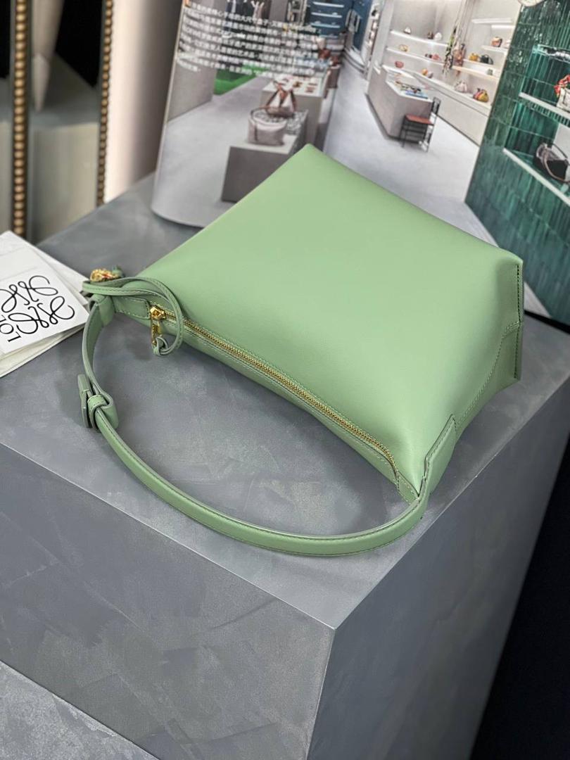 * 小号纳帕牛皮 𝐂𝐮𝐛𝐢 手袋👜 颜色：竹青绿 尺寸：21-17-13cm（中部最宽24cm） 编码：062207 Cubi手袋是一款宽敞的手拎肩包，带有牛皮革底座和柔软的包身。拉链头上的心形骰子五金🎲。肩背或手拿*可调节肩带*拉链封口，牛皮革拉链头*内部插袋*人字纹棉纺布内衬里*Anagram压纹