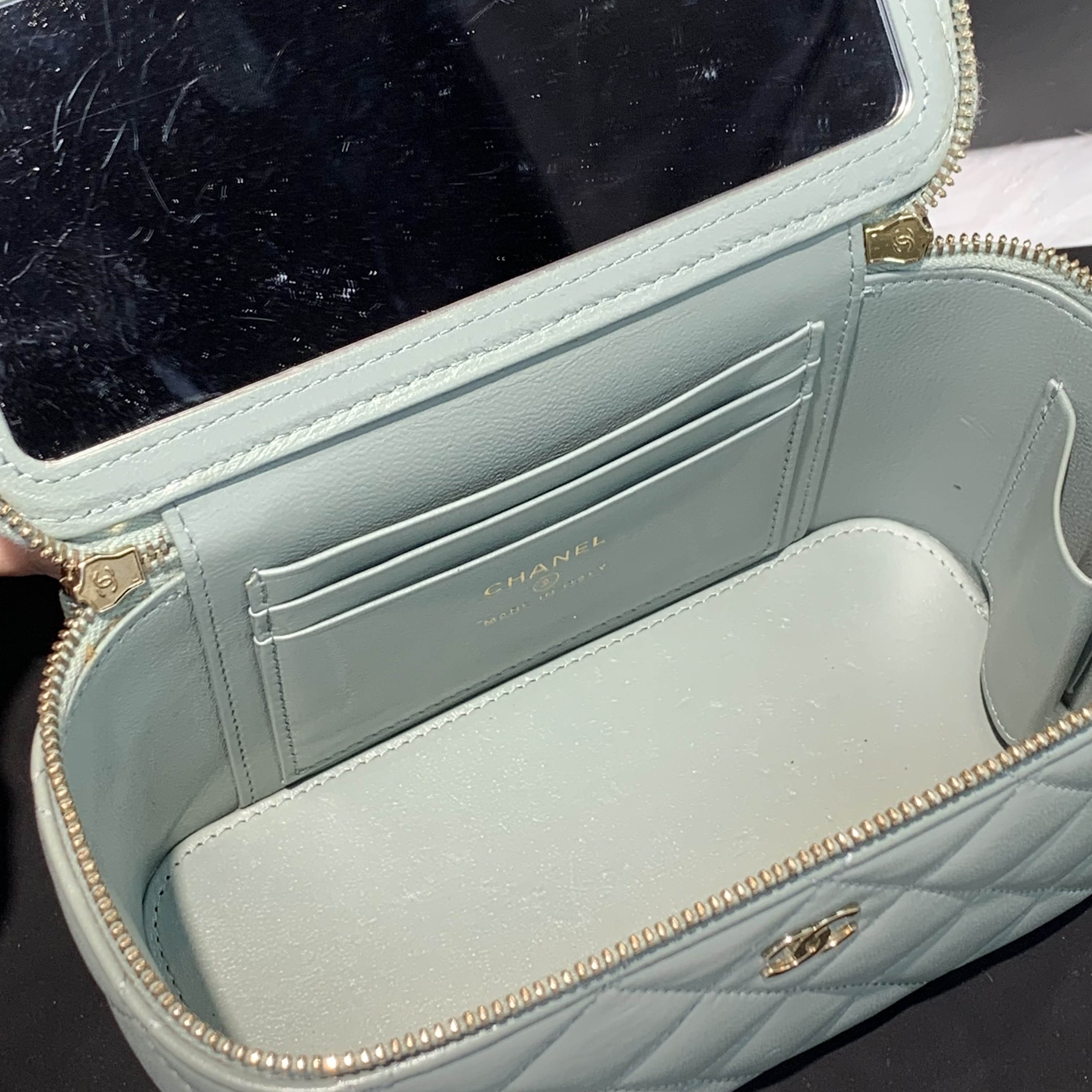 Chanel 淺色系淡灰色羊皮金扣化妝包 馬年開運顏色系列之一🩵