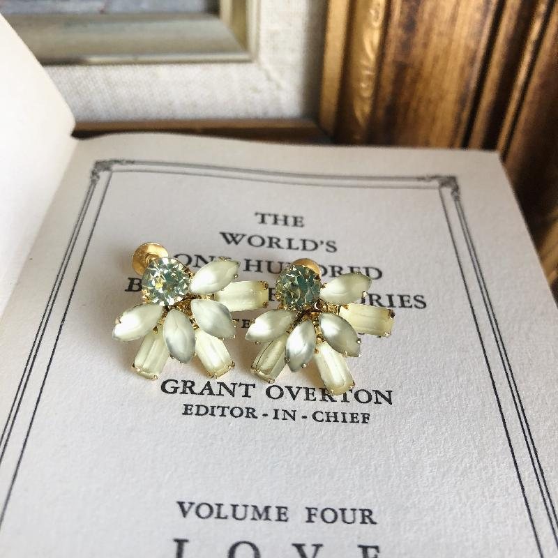 Vintage 1950s Light Yellow Frosted Glass Brooch & Screwback Earrings Set (MT1309)