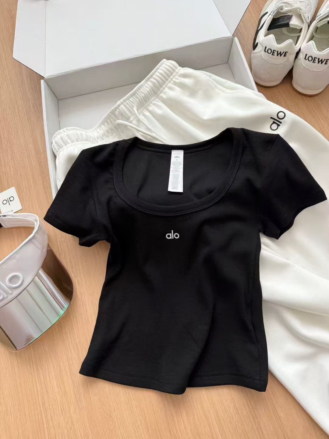 $85件。2件起$75件。Alo修身U領短袖