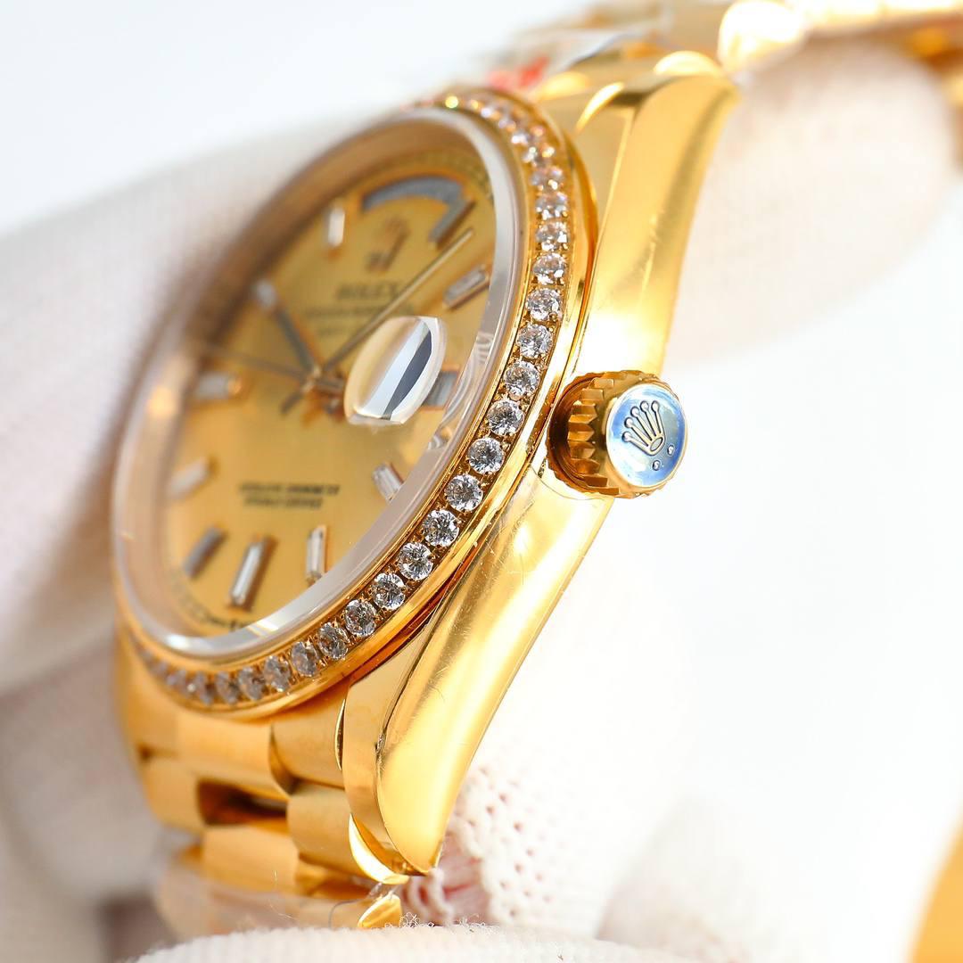 新款震撼发布 ROLEX 劳力士 🎮EA1 日志 36mm宝石盘系列腕表， 完美复刻另一个新高度，让你过目不忘！ 腕表尺寸36mmX11.5 新增了最让人着迷的宝石盘面和渐变面。 1.劳力士渐变绿面星期日历，最美36mm的超薄烟熏绿面，烟熏红面，烟熏兰面，让你一潮到底。 2.劳力士星期日历，最美36mm的超薄款，让土豪们最中意的黑冰糖面，金冰糖面。让你一豪到底。🎮 3.让大众劳力士玩家一直心念念的宝石面无字天书款终于面世了，一共有三款，排第一名的当然是黑暗深髄的黑玛瑙石面，第二的是高档金配绿的孔雀石面，和富豪们中意的虎眼石面。 最新推出让表迷们不用花大价格去改装了！