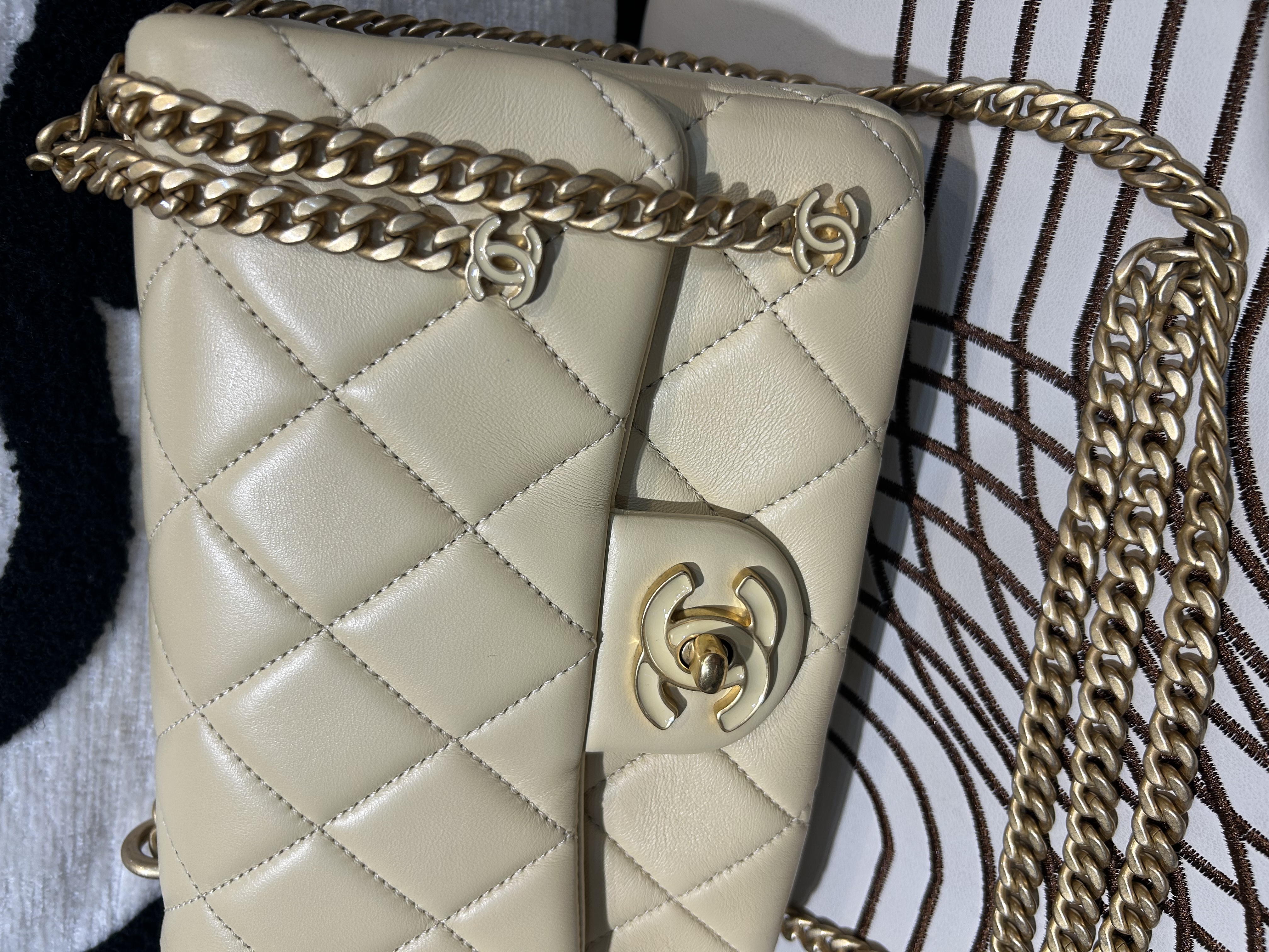 Chanel mini flap bag cc logo chain AS3114 100%Authentic ,98%new ✅專門店收據✅晶片✅dust bag✅盒 