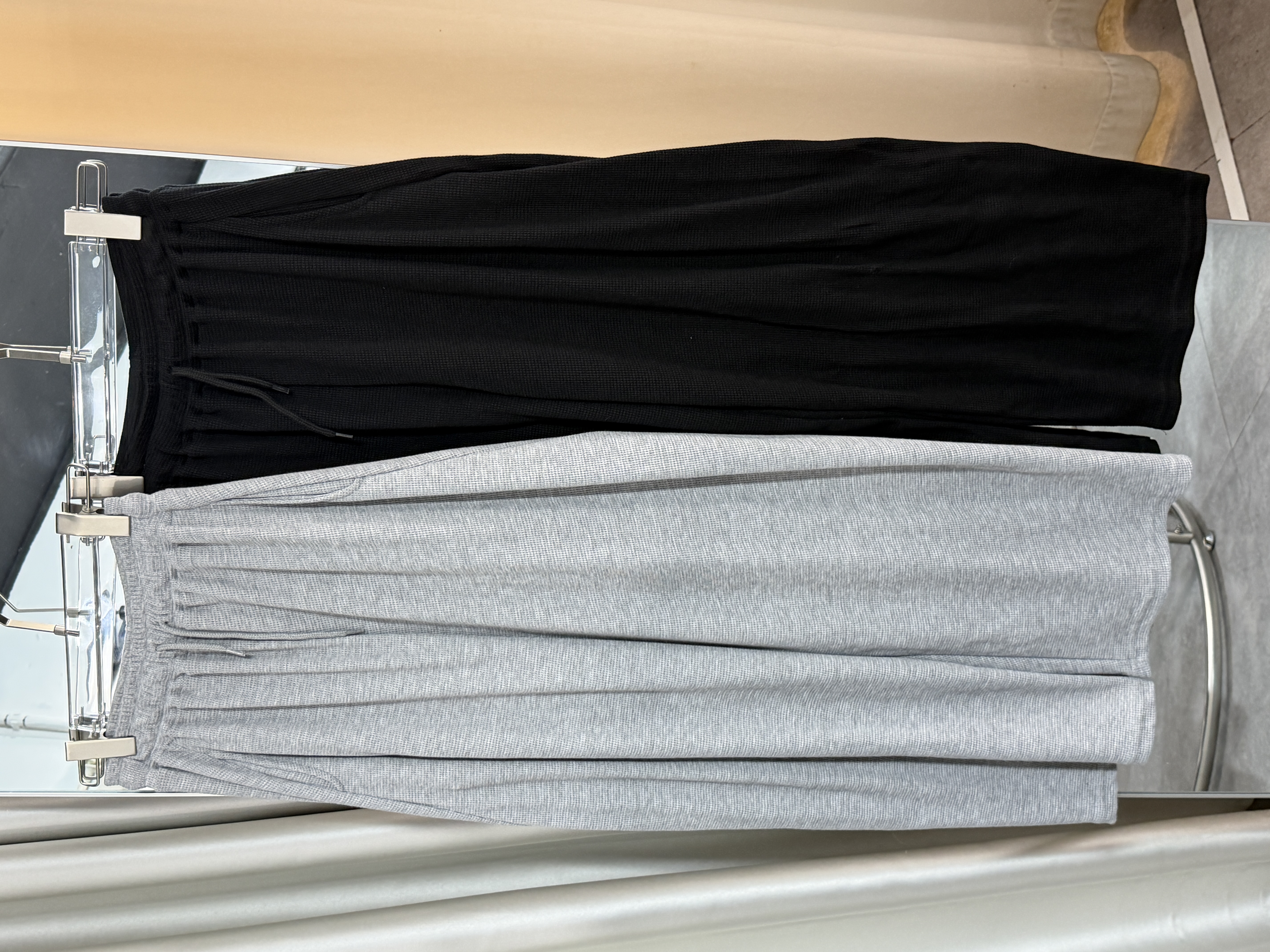 舒適格紋彎刀褲