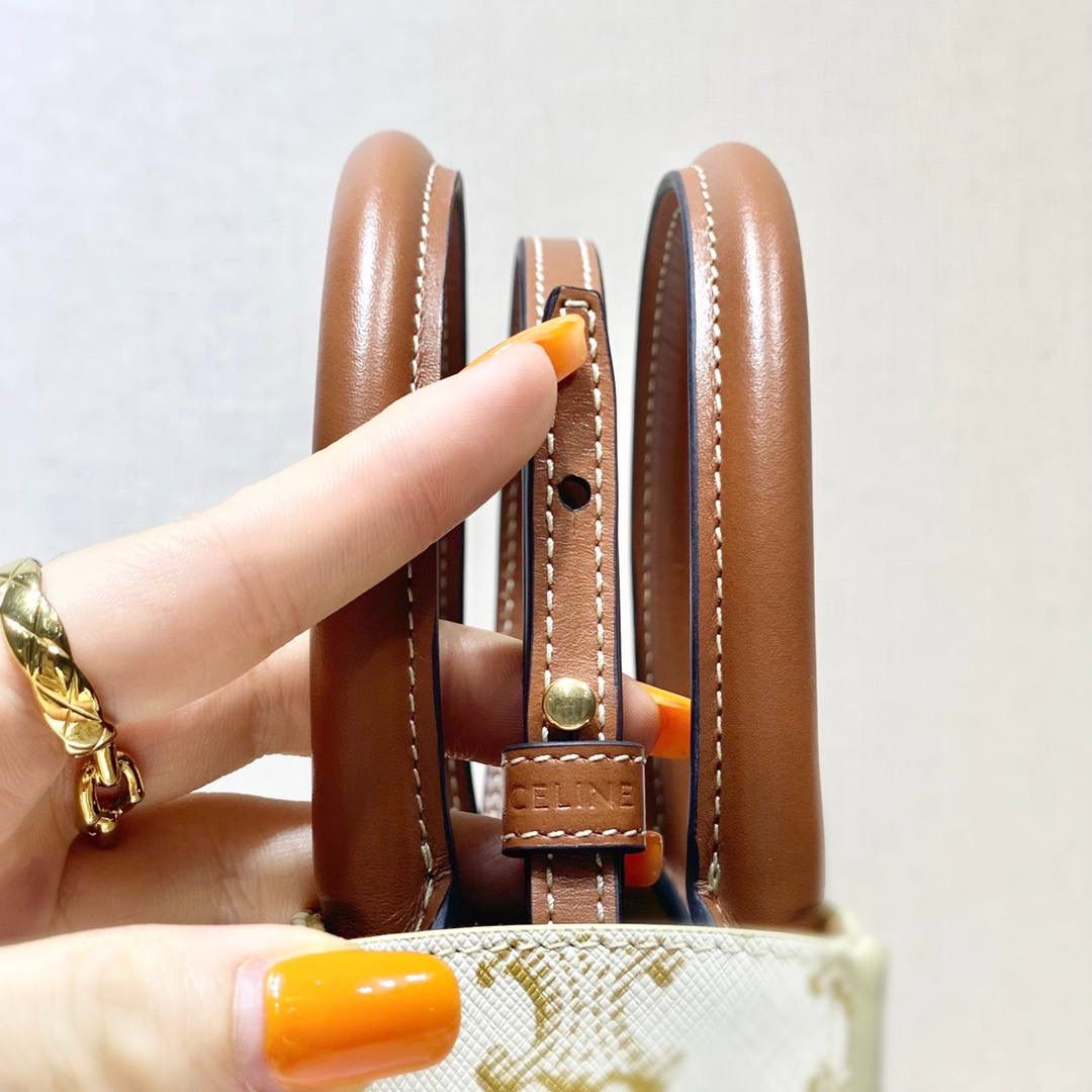 🔥大货实拍图 𝗖𝗘𝗟𝗜𝗡𝗘 ♥ 𝗧𝗥𝗜𝗢𝗠𝗣𝗛𝗘 𝗖𝗔𝗕𝗔𝗦 𝗧𝗢𝗧𝗘 今年新出的白老花真的击中我💘这是什么温柔美貌的配色啊啊啊！老花也可以满满的清新春夏感🏝 型号：194372 尺寸：17*21*4cm