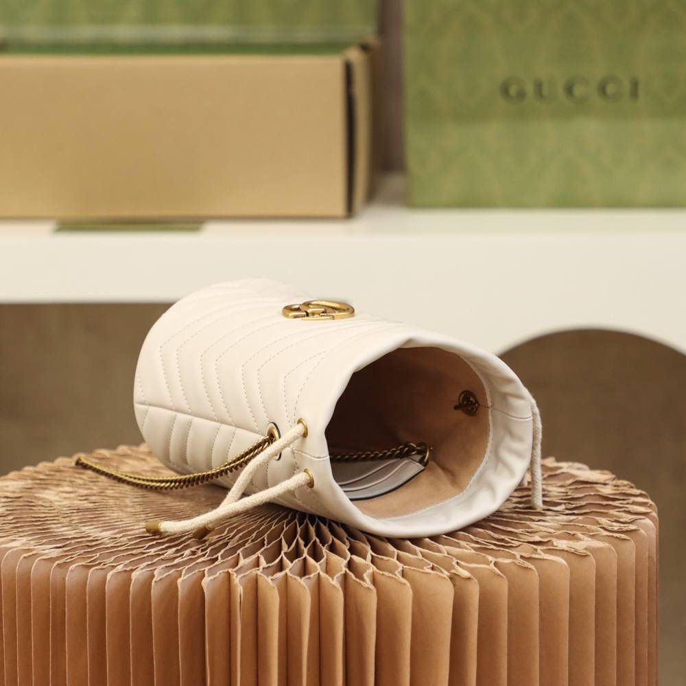 𝐆𝐆 𝐌𝐚𝐫𝐦𝐨𝐧𝐭王牌宠儿#575163#原厂皮 ☑️尺寸：19𝐜𝐦*17𝐜𝐦 𝔾𝔾 𝕄𝕒𝕣𝕞𝕠𝕟𝕥新宠 𝕄𝕚𝕟𝕚水桶系列， 𝐕型设计缝纫🧵整个水桶包的造型， 包身正面以经典的姿态𝐆𝐆标志✅五金呈现， 背面依然是那股可爱少女的味道 爱心设计， 抽绳封口的设计 打造多样化的时尚魅力。 🉑️肩背 🉑️斜挎 都是超级无敌可爱的少女情怀！ 看似小巧可爱 实际日常容纳量非常的🉑️ 内设卡片隔层 更加人性化日常银行卡等…存放！