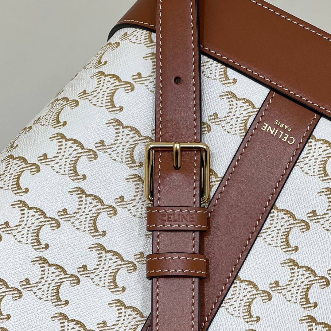 🔥大货实拍图 𝗖𝗘𝗟𝗜𝗡𝗘♥𝗧𝗥𝗜𝗢𝗠𝗣𝗛𝗘 𝗖𝗔𝗡𝗩𝗔𝗦小号水桶 型号：191442 尺寸：30*22*13cm。 小个子女生也能轻松hold住的水桶包🧡