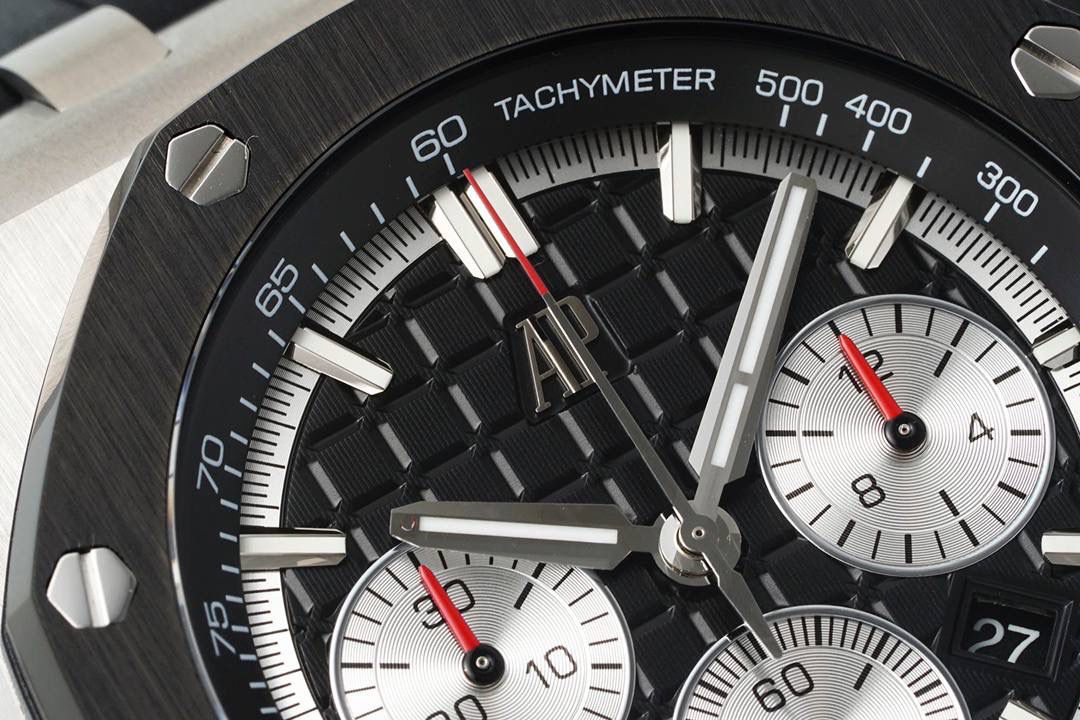 独家开发爱彼皇家橡树离岸系列26420，购入原装1.1打造💯🔥全表采用德国最新cnc技术，每个细节都同步原装，表带表扣通用原装技术实现快拆技术可同原装互换，字面采用最新款纵横格纹面，上手霸气豪华，机芯使用最强丹东机芯外观复刻原装4401机芯实现正面反面与原装难分雌雄。首批数量有限先到先得。首批颜色分别为，1，玫瑰金熊猫眼，2，最火沙漠黄烟熏盘，3，经典蓝盘白眼，4灰盘蓝眼睛，5，经典百搭白熊猫。