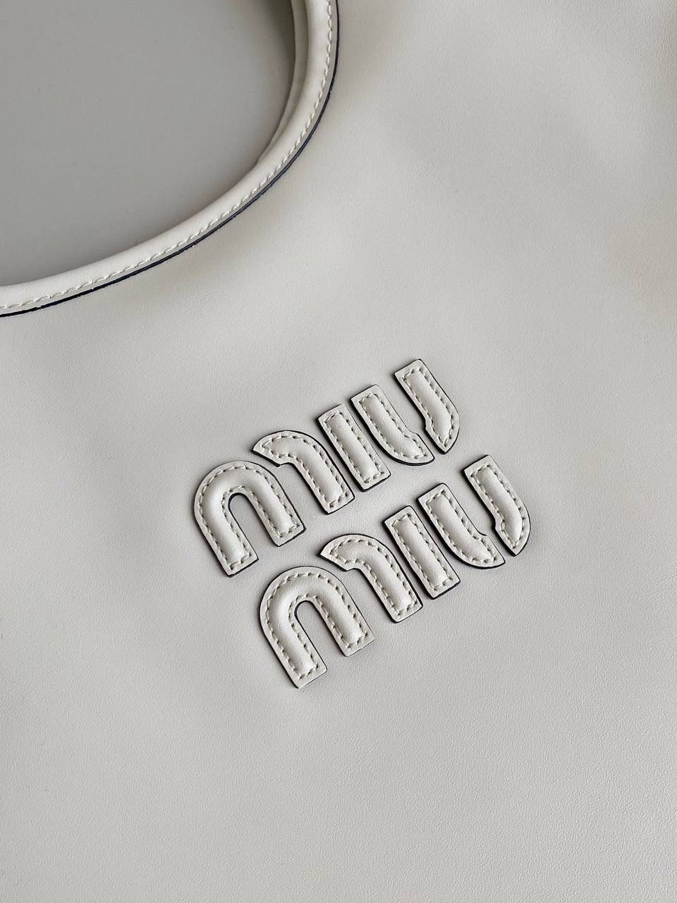 🈶白色 𝗠𝗶𝘂𝗠𝗶𝘂托特 拯救衣柜大爆款来了！ miu家最最最种草的一只大包 轻便 百搭又实用，出gai年度top☝🏻 要抢疯了的节奏，真的超爱 ！！快冲 35×40cm #F0110m