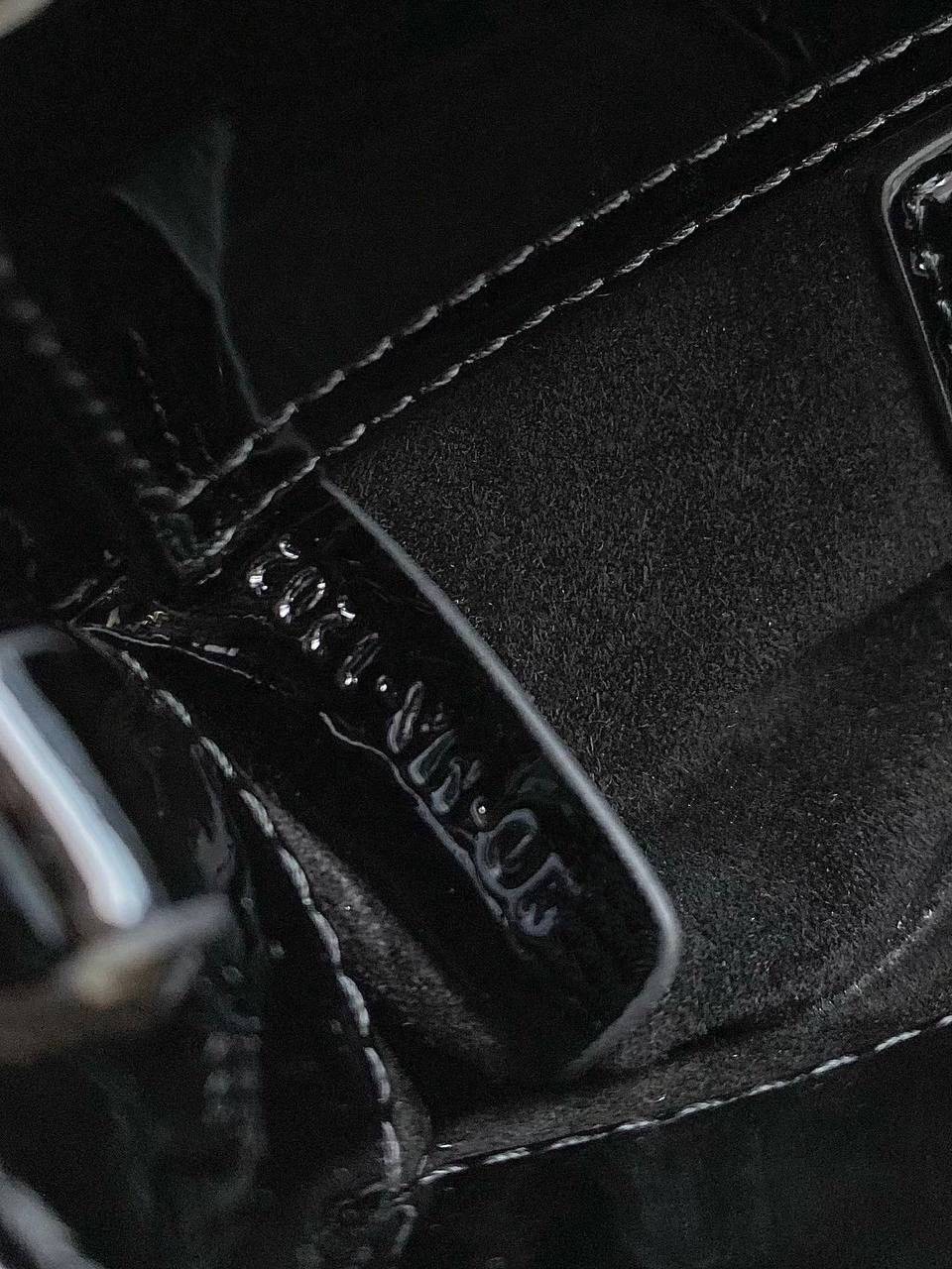 黑色超迷你🖤🖤 𝗗𝗶𝗼𝗿 𝗗-𝗝𝗼𝘆 𝗯𝗮𝗴漆皮款，新色 时尚果然就是轮回，回归了一把中古戴妃 长方包形，短链条➕细长肩带直接封神！！ 复古时髦感超强，真是什么场合都可以把住 绝对是lady中的天花板了，强势出圈啦姐妹们😍🤩 17.5×10.5×6cm