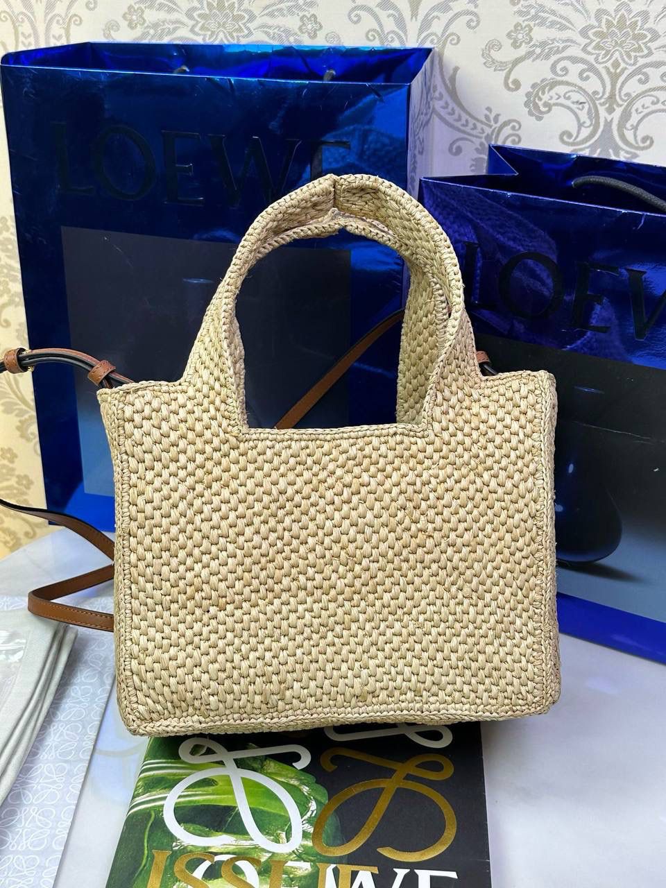 🎈最新𝙇𝙤𝙚𝙬𝙚 𝙁𝙤𝙣𝙩 𝙏𝙤𝙩𝙚 —【小号】酒椰草编包🔔 尺寸：𝟐𝟒-𝟏𝟏-𝟏𝟗.𝟓𝐜𝐦 编码：652207 （下单须知：由于天然纤维材料特别，带毛刺，日照时间长短不同，颜色略有变化，纯手工编织制作而成，每一只都独一无二，每个包的尺寸也有所不同‼️完美主义者慎入⚠️） 👉🏻完全由酒椰纤维编织而成，正面饰有黑色刺绣𝙇𝙊𝙀𝙒𝙀标志 👉🏻肩带可拆卸调节，可肩背、斜挎或手提多种背法