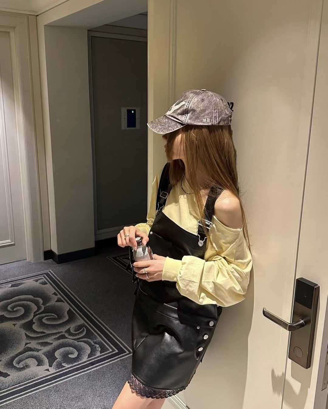 ＜限時預購＞ 皮質拼接Lace背帶裙 TW260308K01 《9/3截單，預計4月中旬到港》