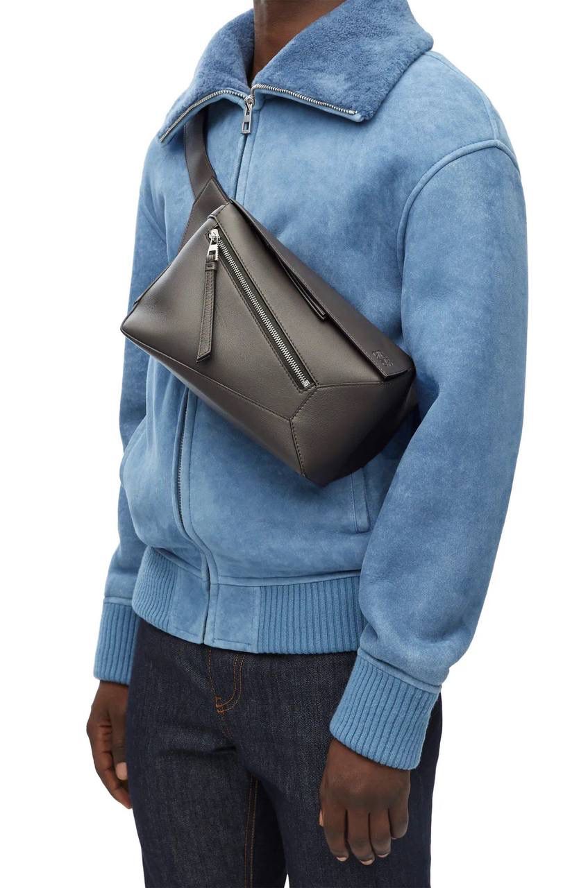 ⭐️最新升级版𝟮.𝟬-𝗣𝘂𝘇𝘇𝗹𝗲腰包⭐️ （黑色 到货‼️） 尺寸：𝟮𝟰-𝟭𝟬.𝟱-𝟭𝟲𝗰𝗺 款号：052343 👉🏻长方体形状和精确的切割技巧创造出Puzzle 腰包以及独特的几何线条成为 “Loe罗家”的著名代表作~ 👉🏻金属搭扣开合，刻有标志logo徽标，可调节肩带，翻盖大容量插袋和一个外部拉链口袋，🐂柔软细腻napa小牛皮，正品Ykk五金，Anagram压纹，人字纹棉麻帆布内里 👉🏻（男女♀♂同款）大小非常合适。胸包、背包、单肩、斜挎 腰包五种背法任你解锁🔒 👉🏻 （独家背景➕独家品质➕独家包装➕独家控制对版细节📦➕精致全套礼盒套装❤️） 重点：让你花最少的钱💰体验最大的仪式感❤️