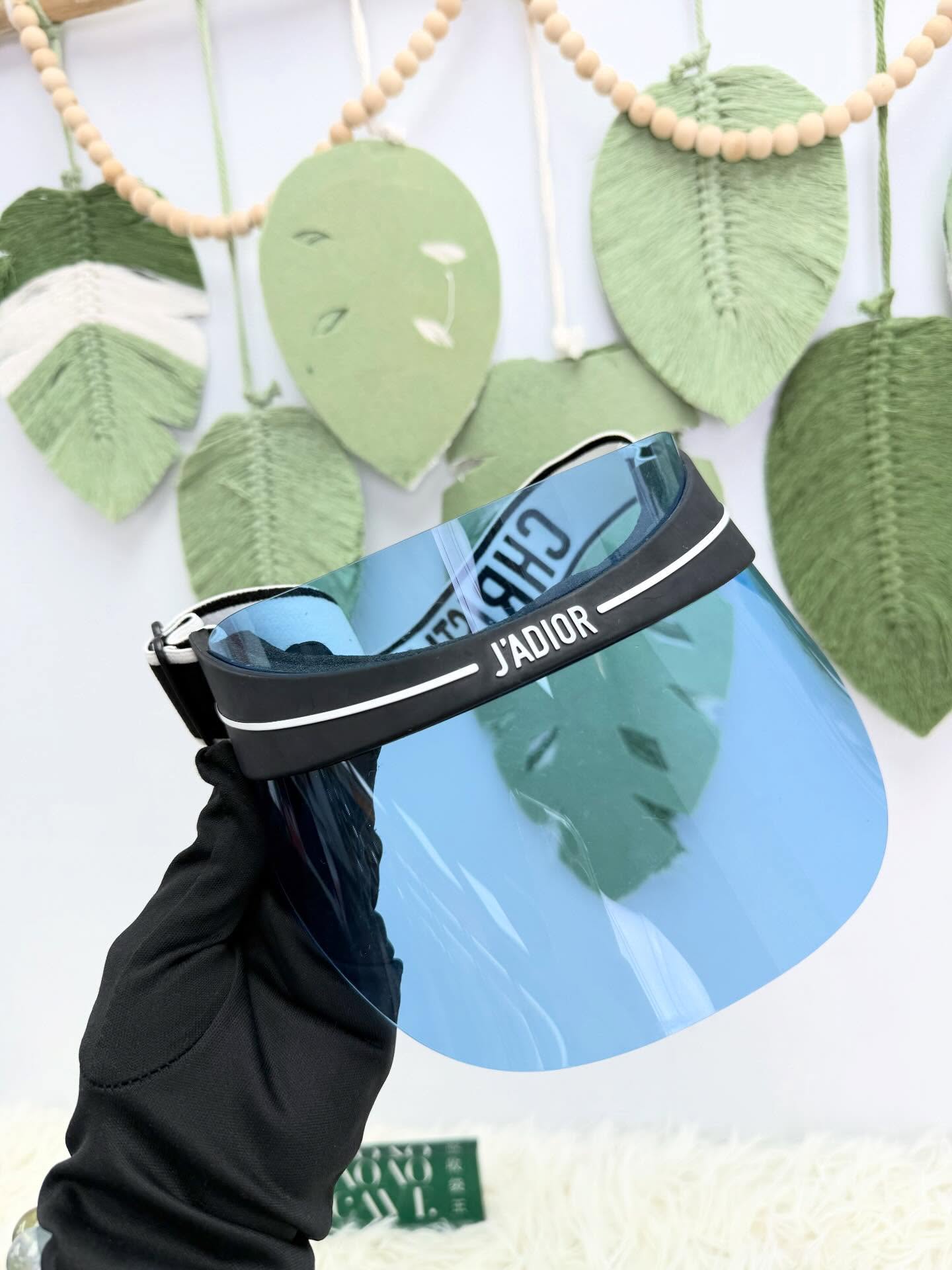 Dior🤍PRE OWNED🧡藍色防曬帽🧢  配件 - 塵袋、盒 💰價錢 - $1680  #AOAOCAVEHERMES🫶🏻 #收袋王  喜歡的話快點pm/whatsapp 我們💓 銷售熱線51111 321（whatsapp)  我們服務包括有：手袋飾物回收、手袋置換(一換一、一換多也可以） 、專業手袋鑑證、專業手袋護理  購買方法 🏢親臨門市 荃灣南豐中心15樓1521室（荃灣地鐵站a出口1分鐘到）敬請預約 ❤️只賣正品正貨，任驗💓🫰🏻 ❤️‍🔥本店為香港註冊公司絕對真貨，信心保證👍🏻 🫰🏻本店設有鑑證服務，有駐場鑑證師  ✨歡迎追蹤我哋各個平台緊貼最新優惠x貨品🔥😍 👇🏻👇🏻👇🏻👇🏻👇🏻👇🏻👇🏻👇🏻  ⭐️Instagram: aoaocave  🌈Facebook: aoaocave收袋王  🔥Carousell: acluxuryhk  👆🏻👆🏻👆🏻👆🏻👆🏻👆🏻👆🏻👆🏻  ___________________________  Disclaimer🫰🏻All trademarks and copyrights are reserved to the original brand holders. @AOAOCAVE sells only authentic goods and is not affiliated with any of the brands mentioned.  @AOAOCAVE 跟任何品牌無關，而且沒有持有任何品牌資版權，亦沒有與任何品牌合作。所有商標及版權歸屬於品牌坊所有，帖子只作分享用途。  #aoaocave #手袋回收 #名牌買賣