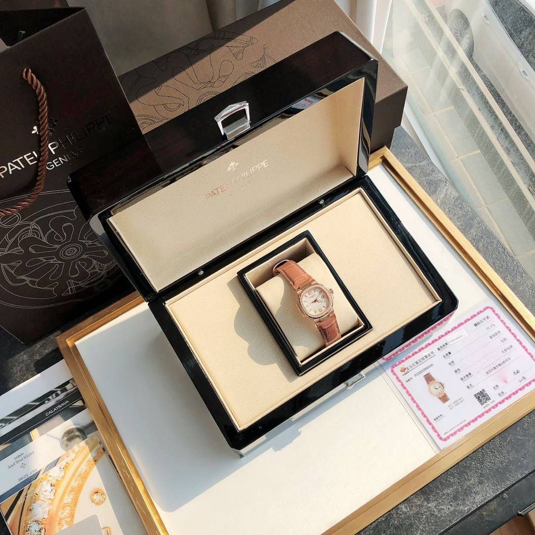 堪称一绝钢表之王，最美女款百达翡丽7010R鹦鹉螺 32mm玫瑰金白色 表徑精巧独特舷窗结构表壳，完美优雅风格，采用不锈钢18k镀玫瑰金。水平横纹浮雕图案的表盘。表圈镶嵌46颗天然南非钻石💎美洲鳄鱼皮表带‼️