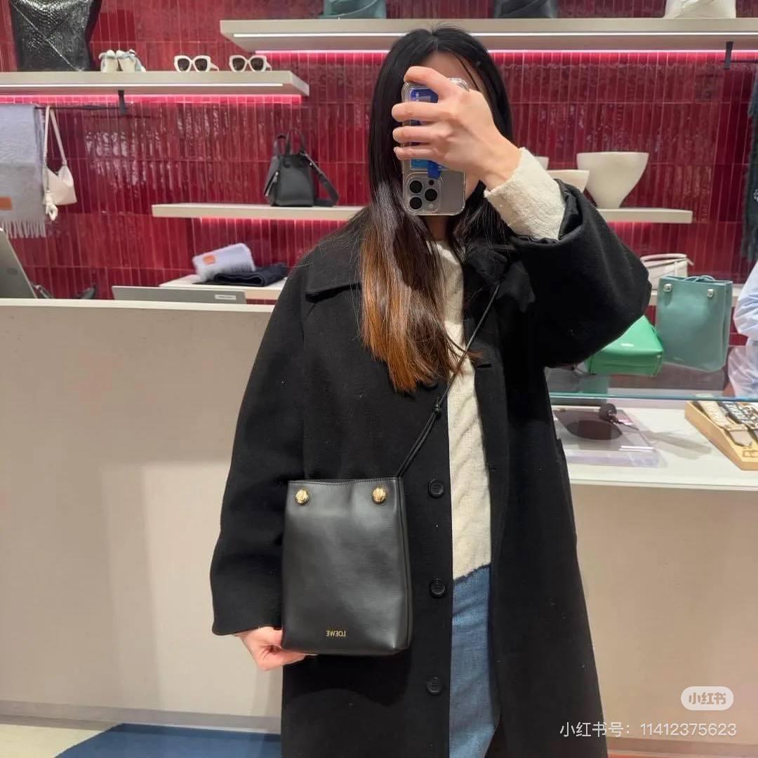 Loewe Cubi 小号皮革肩背包