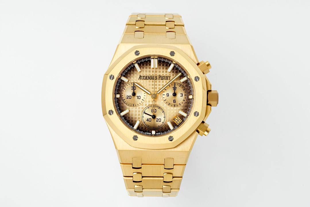 🚀新品爱彼皇家橡树系列26240系列，是一款41毫米精钢自动上链计时码表，搭载APS开发自研Calibre 4401一体机芯，具备飞返计时、小时/分钟/小秒显示及日期功能。其标志性八角形表圈配以八颗六角螺丝，搭配“Grande Tapisserie”大型格纹表盘，层次感鲜明。一体式精钢表链延续了1972年首款皇家橡树的经典设计，兼具运动与优雅。全新开发一体机芯采用导柱轮与垂直离合结构，振频28,800次/小时，与原版完全一致，动力储存约70小时，防水深度50米。AP融合高级制表工艺与前卫美学，是奢华运动腕表的典范之作。💯🔥🔥