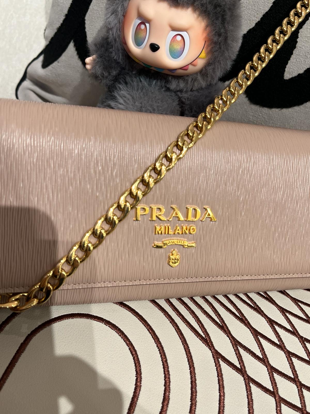 Prada wallet on chain 牛皮 100%Authentic ,99%new ✅專門店收據✅盒  