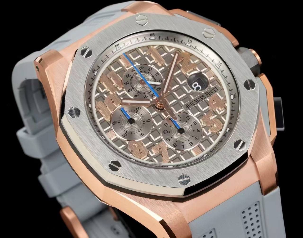 🚀皇家橡树离岸型～勒布朗·詹姆斯联名限量款26210正式登场！💯🔥 款式最全，做工最好的爱彼计时款腕表来了，有做工好的顶级货，廉价的小厂货就别去考虑了！ 1，机芯采用12位小秒的定制版3126计时机芯，完美还原原版所有功能。经过精密打磨，大大加强了其稳定性。 2，圈口和字面采用与原装一致的钛合金材料，做到光泽度与手感都同步原版！ 3，字面颜色均采用目前最先进电镀技术，非几年前的简单喷漆技术。每一个巧克力格纹装饰，通过CNC级别打磨，无限接近原版。 4，2点钟位置的计时按钮镶嵌有闪耀的钻石（非普通锆石），完美还原原装的奢华气质！