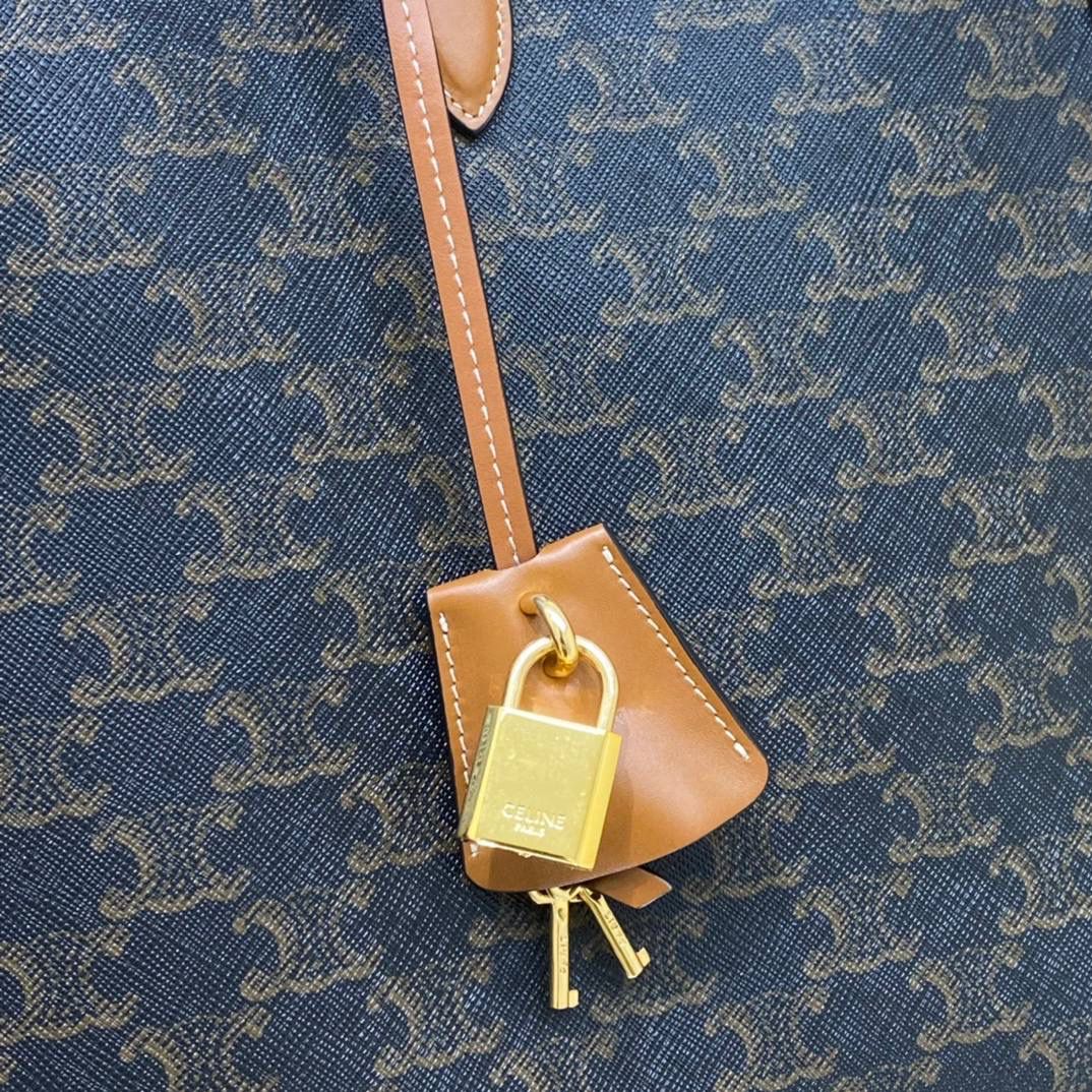 🔥大货实拍图 𝗖𝗘𝗟𝗜𝗡𝗘 ♥ 𝗖𝗔𝗕𝗔𝗦 𝗧𝗢𝗧𝗘大号 型号：197912 大号尺寸：43*30*10cm 小号尺寸：35*22*7cm 𝘾𝙀𝙇𝙄𝙉𝙀 𝟐𝟎𝟐𝟐秋冬新款～老花帆布cabas真的是大号包中的战斗机！耐刮擦，轻便，容量大，装电脑不在话下！更加感人的是袋口有暗扣，安全感满满，日常出门使用都很合适，职场女性和宝妈就更加不能错过啦！