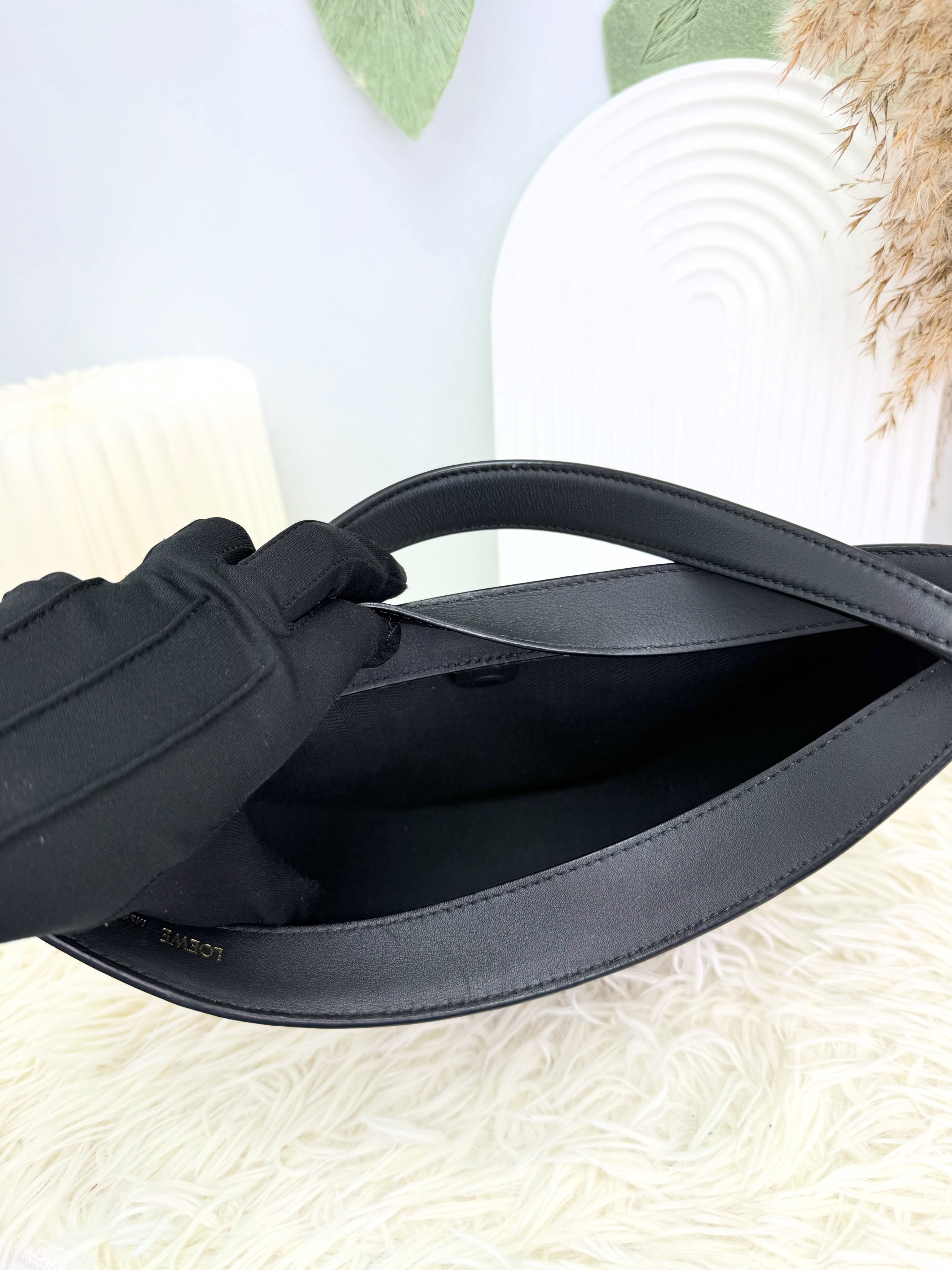 Loewe👜 PRE OWNED 🛍️黑色老花刺繡 Luna半月包 Small Anagram🖤 