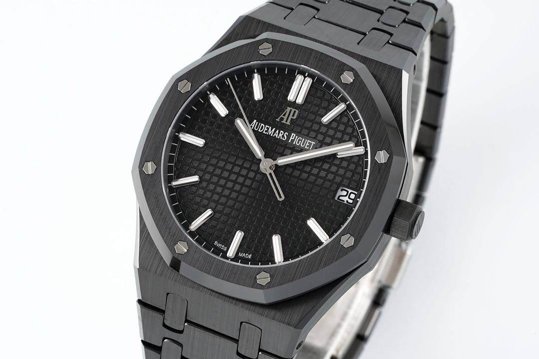 🚀新品爱彼15500全陶瓷款式全新到货，凭借陶瓷材质与cal.4302一体机复杂功能的结合，成为工艺与创新的典范，既延续了皇家橡树的经典美学，又突破传统材质限制，堪称现代高级制表的标杆之作💯 1. 陶瓷材质的优势 高硬度与抗刮耐磨：采用精密陶瓷（如氧化锆）制成，硬度远超不锈钢，日常佩戴不易产生划痕，保持长久光泽。 轻量化与佩戴舒适：相比金属材质更轻盈，减轻腕部负担，适合长时间佩戴。 抗过敏与耐腐蚀：陶瓷化学性质稳定，不易引起皮肤敏感，且抗汗水和腐蚀。 独特质感：表面经精细抛光或哑光处理，呈现深邃光泽或低调质感，一共推出三款配色黑色白色和稀有的蓝色 2. 表壳与表带设计 一体式结构：APS表壳与表带无缝衔接，延续皇家橡树标志性八角形表圈和“Tapisserie”格纹表盘，陶瓷材质赋予现代感。 复杂工艺：APS采用陶瓷烧结成型难度极高，需精准控制温度与压力，成品率低，凸显技术实力。 细节处理：表带链节经倒角抛光，边缘柔和，佩戴贴合手腕；表壳厚度约10.5毫米，兼顾复杂工艺与佩戴舒适性。