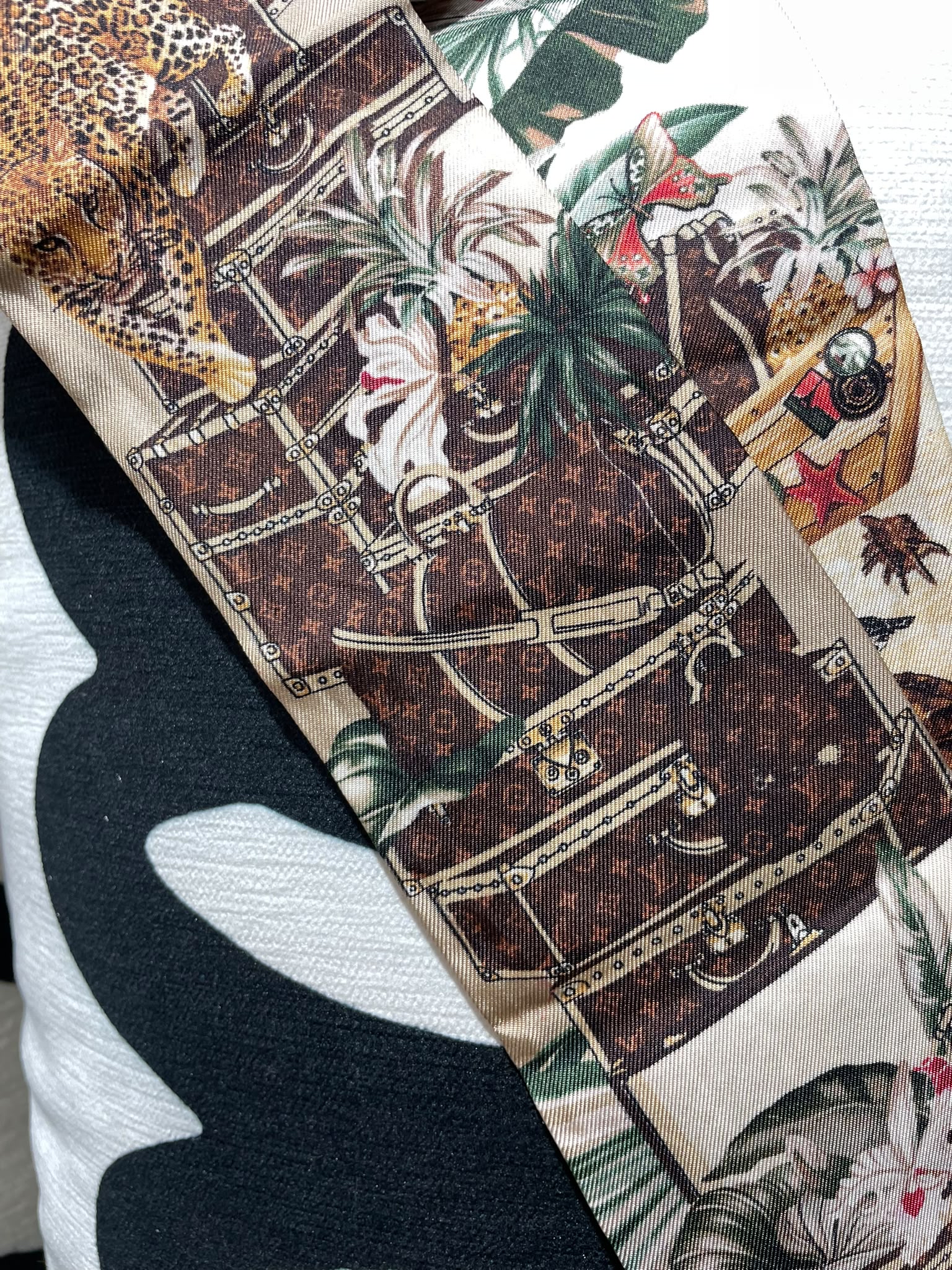 LV Twilly 100%Silk 100%Authentic, 98%New