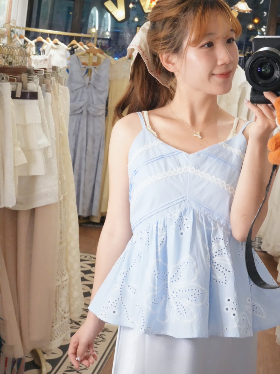 天藍色刺繡吊帶背心