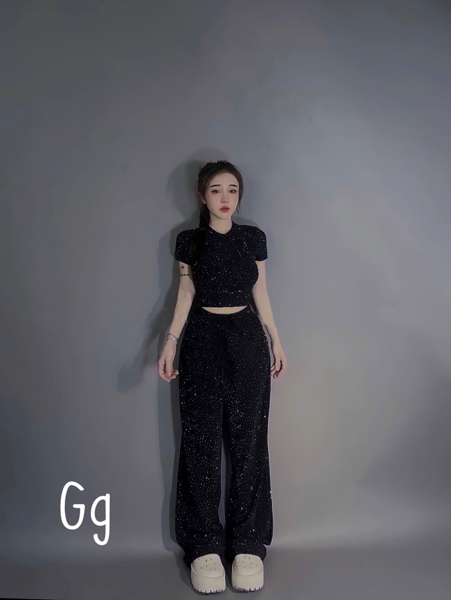 露臍上衣和褲子套裝，附亮片