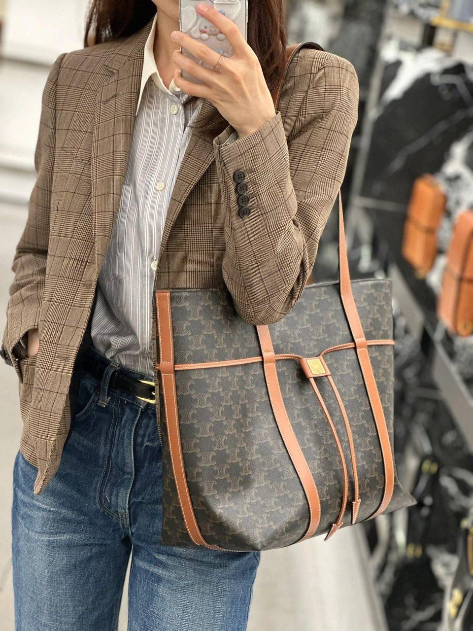 🔥大货实拍图 𝗖𝗘𝗟𝗜𝗡𝗘 ♥ 𝗖𝗔𝗕𝗔𝗦老花抽绳托特 型号：113722 尺寸：34.5*31*16cm 𝑪𝒆𝒍𝒊𝒏𝒆新款购物袋，一款将复古与现代完美融合的精品，凯旋门老花棕色的包身如同经典绽放在当代，每一个棕色皮料点缀都诠释了无与伦比的精致和高级感～