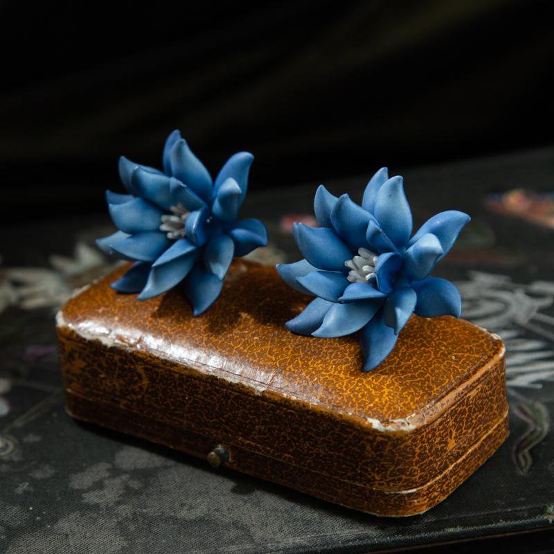 Mid-Century New Old Stock Plastic Flower stud Earrings (AC219)