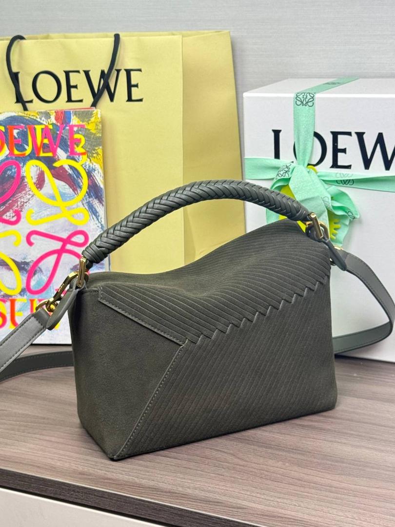 🎈最新编织手腕𝙋𝙪𝙯𝙯𝙡𝙚 ——【橄榄绿】 尺寸：𝟐𝟒-𝟏𝟎.𝟓-𝟏𝟔.𝟓𝐜𝐦 编码：062405 【配全套礼盒】 ♥️以罗家经典几何设计，搭配独特的编织手腕，绒面内里。 ♥️容量大，经典百搭，可拆卸肩带，有单肩，斜挎，手提等多样化背法。随性时髦洒脱，实用性强。 ♥️独家背景➕独家品质➕独家全套砖柜礼盒套装，市场高端品质皆在我手✌🏻