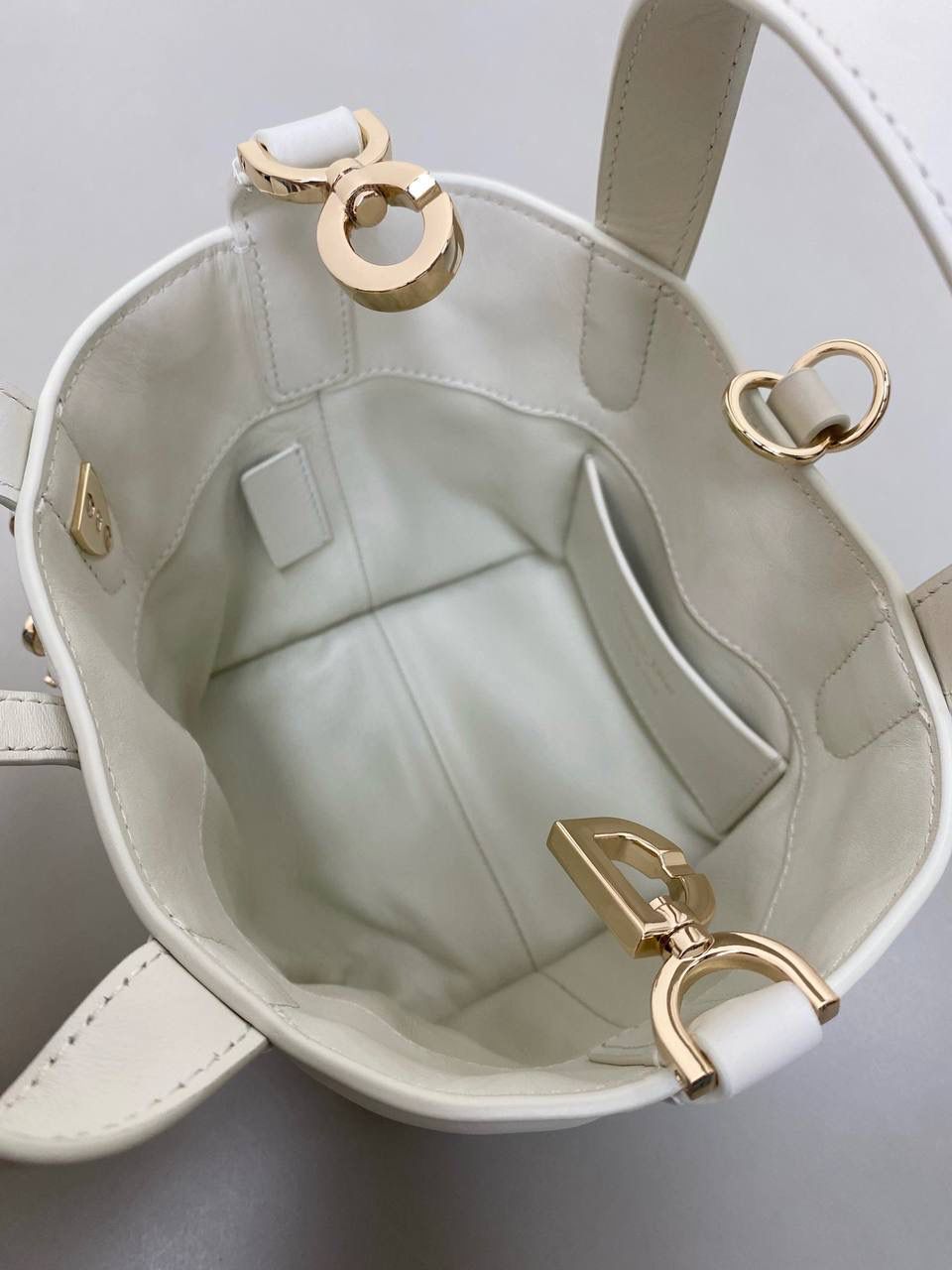 🈶白色，迷你 𝗗𝗜𝗢𝗥 𝗧𝗼𝘂𝗷𝗼𝘂𝗿𝘀新版竖款 火爆全网toujours缩小版来啦！ 看到真的心动得不行～ 实物就是常规迷你水桶大小， 真的可爱死 别说，包虽小但容量还挺大的 日常用品都能轻松装上 肩带长度也刚刚好，不挑身高 反正就是太乖啦！夏日必备 😍 13×15×12cm #M1272m