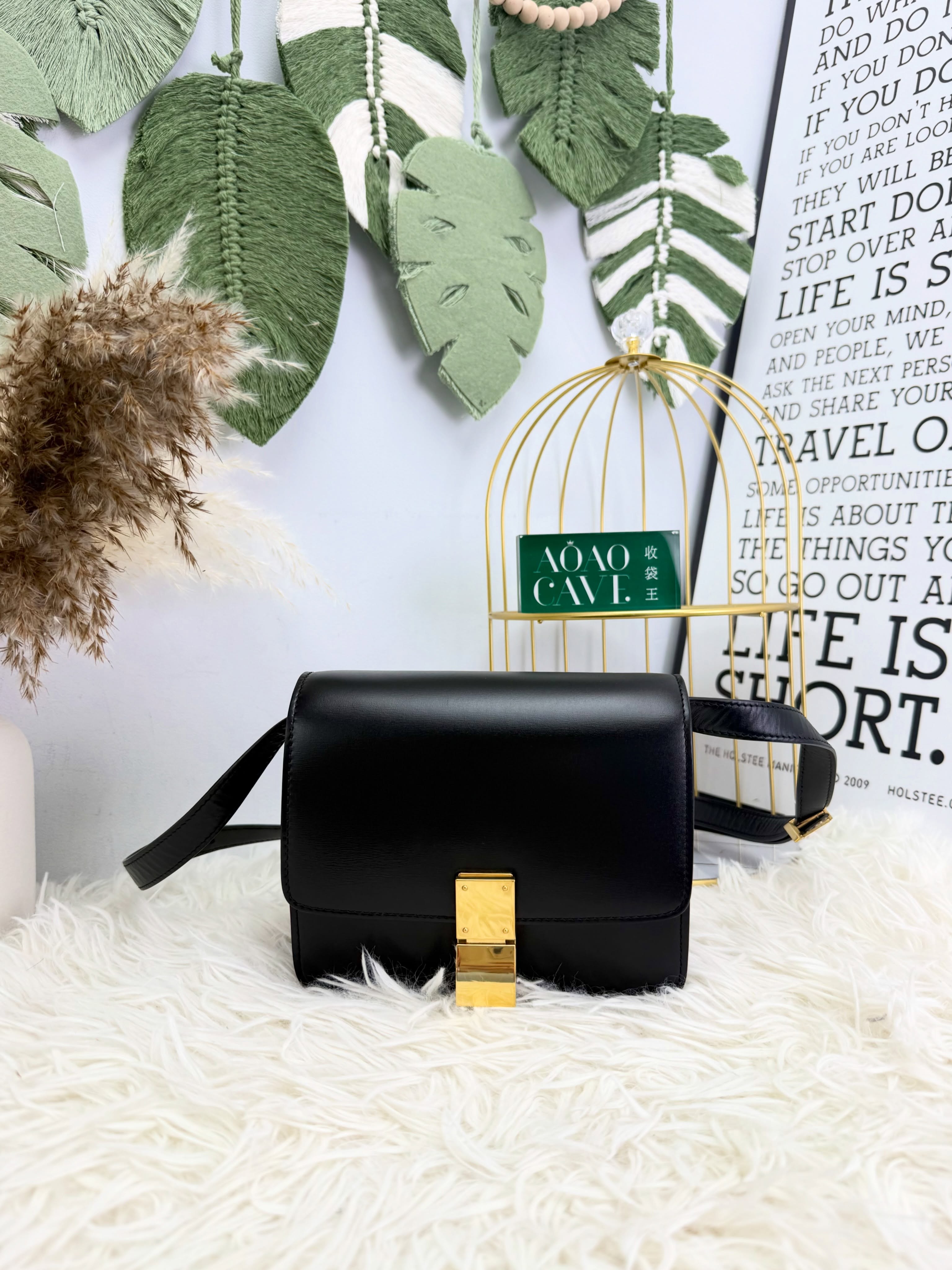 Celine👜 PRE OWNED 🛍️黑金box mini🖤💛  💰優惠價 $6980 98%new  #收袋王  喜歡的話快點pm/whatsapp 我們💓 銷售熱線51111 321（whatsapp)  我們服務包括有：手袋飾物回收、手袋置換(一換一、一換多也可以） 、專業手袋鑑證、專業手袋護理  購買方法 🏢親臨門市 荃灣南豐中心15樓1521室（荃灣地鐵站a出口1分鐘到）敬請預約 ❤️只賣正品正貨，任驗💓🫰🏻 ❤️‍🔥本店為香港註冊公司絕對真貨，信心保證👍🏻 🫰🏻本店設有鑑證服務，有駐場鑑證師  ✨歡迎追蹤我哋各個平台緊貼最新優惠x貨品🔥😍 👇🏻👇🏻👇🏻👇🏻👇🏻👇🏻👇🏻👇🏻  ⭐️Instagram: aoaocave  🌈Facebook: aoaocave收袋王  🔥Carousell: acluxuryhk  👆🏻👆🏻👆🏻👆🏻👆🏻👆🏻👆🏻👆🏻  ___________________________  Disclaimer🫰🏻All trademarks and copyrights are reserved to the original brand holders. @AOAOCAVE sells only authentic goods and is not affiliated with any of the brands mentioned.  @AOAOCAVE 跟任何品牌無關，而且沒有持有任何品牌資版權，亦沒有與任何品牌合作。所有商標及版權歸屬於品牌坊所有，帖子只作分享用途。  #aoaocave #手袋回收 #名牌買賣