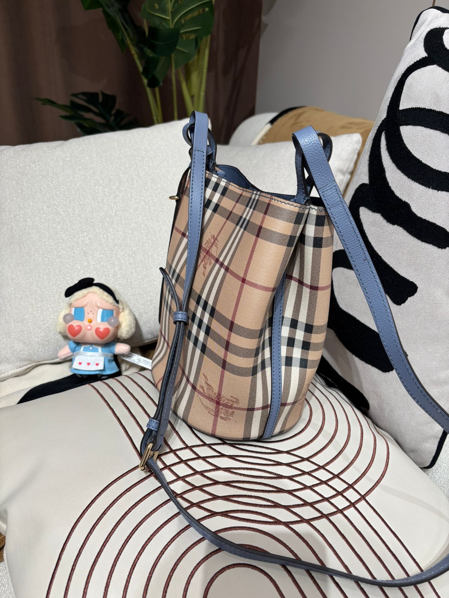 Burberry bucket bag 100%Authentic,98%new