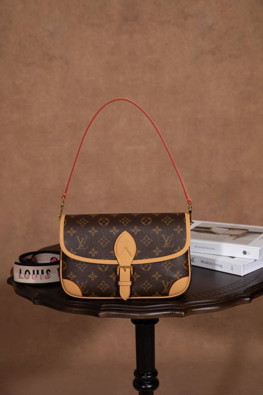 LV老花包💼😍 皮料采用意大利 A 级皮料，品质卓越。不管是是手感还是耐用性都堪称一流。五金精致，面料考究，手工精湛，油边细腻，每一个细节都彰显着 A 级出品的高标准。图片与产品一致，所见即所得哟🔥🔥 Size：25x15x19cm 细节真的很顶！ 渠道货的工艺一看就懂，从走线、五金到皮料和油边，全部都很细。 整体质感在线，拿在手上就知道做工不马虎，真的越看越爱😍