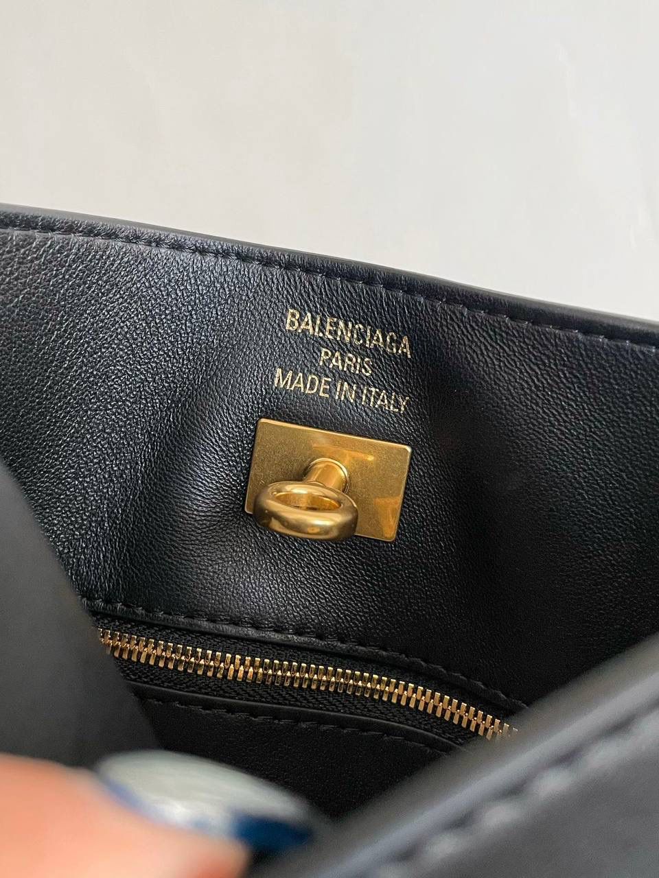 爆款🔥小号🖤 ba1enciaga bel air hobo桶包 beiair➕rodeo，大热当道 一整个系列都火爆了，一只比一只热门 半定型的水桶包超有态度 它的皮是有点厚度又软乎的 所以整个包都散发着慵懒和不羁的感觉 而且设计元素不拖沓繁琐 完全可以无脑搭配 现在的通勤人员也是吃得太好了吧 能有这么时髦的托特包来背！ 什么电脑水杯统统往里扔就对了 肩带可长可短，腋下背斜挎背都ok 两个尺寸任君选择，果断冲！！ 小号：26.9×25.9×9.9cm811018m 大号：43.9x39.8x14.9cm