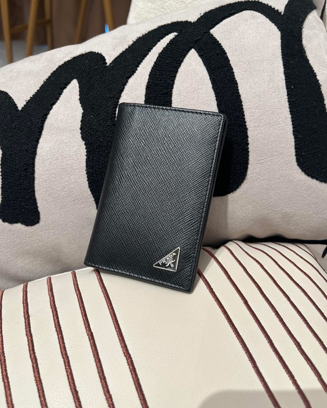 Prada card holder 黑色牛皮 100%Authentic,98%new✅box