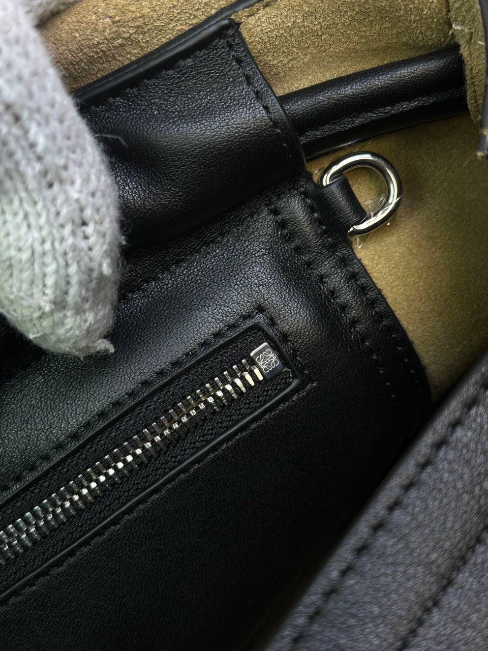 【全皮黑色】 𝙇𝙤𝙚𝙬𝙚 𝙁𝙡𝙖𝙢𝙚𝙣𝙘𝙤 𝙎𝙖𝙩𝙘𝙝𝙚𝙡 福袋款邮差包 ➕刺绣🅾️字母宽肩带 编码：062404 尺寸：𝟑𝟒-𝟏𝟐-𝟐𝟒𝐜𝐦 新款以经典福袋收缩打结为元素，采用内部麂皮➕外部进口小牛皮➕刺绣字母宽肩带的精致搭配打造全新升级款邮差包🅰️，可斜挎、肩背和手提，超大容量满足日常所需🎈