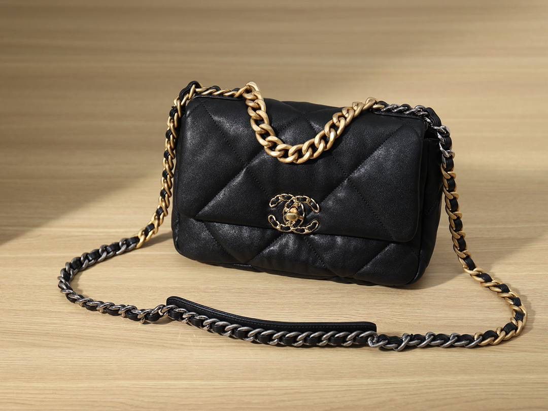 chanel 19 bag 经典黑色👜❤️‍🩹 独家渠道货 方框 原厂正品皮 小羊皮系列 以诞生年份2019命名的小香19手袋 每针每线都是符合正品工艺 尺寸：16 x 26 x 9cm