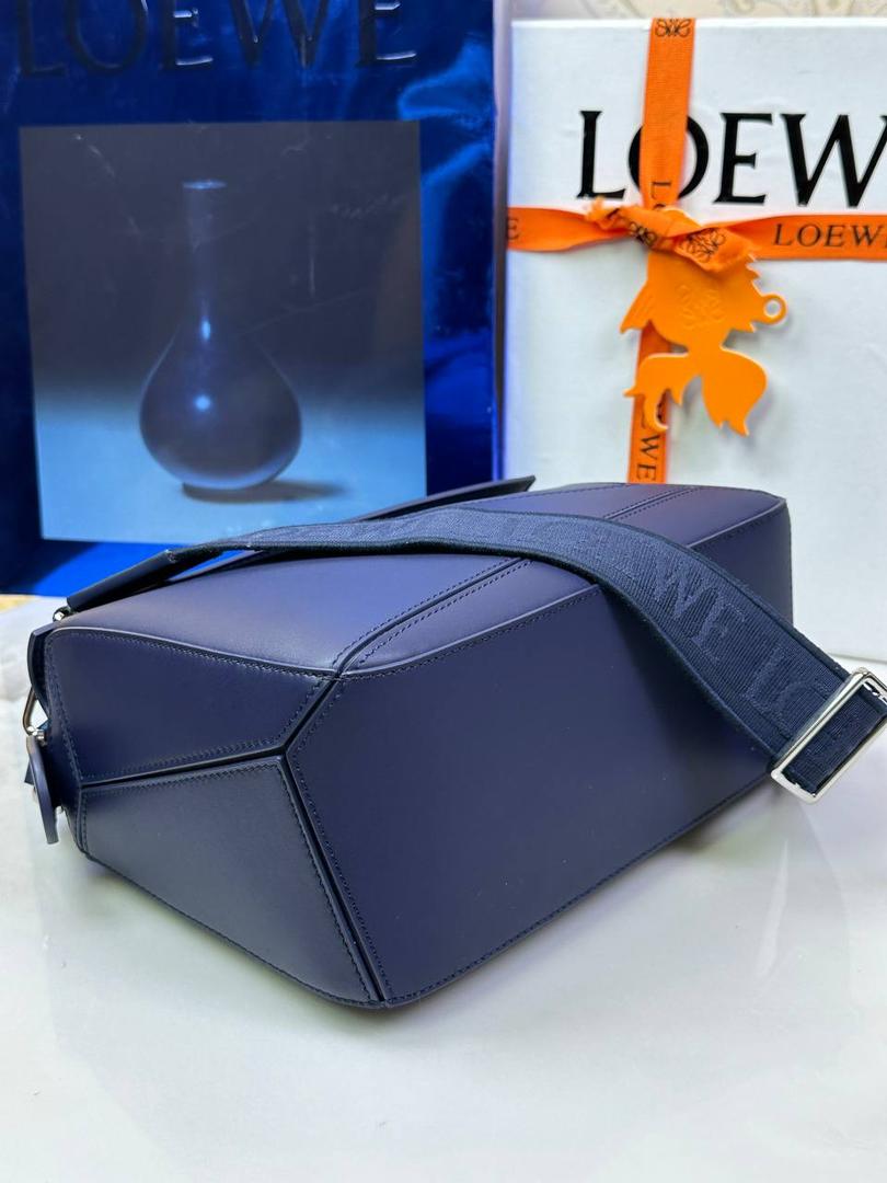 🅰️小号 𝗣𝘂𝘇𝘇𝗹𝗲最新版本❤️ ——（缎面/织带款） ✅经典拼图系列，不规则立体几何设计，最具辨识度的立体廓形和几何美学，顶级进口小牛皮搭配德国沙菲线，独家定制五金，𝗬𝗞𝗞拉链拉头 ✅容量超大，颜值高，四季百搭，新款自带可拆卸𝗟𝗢𝗘𝗪𝗘织带宽肩带‼️ 尺寸：𝟐𝟒-𝟏𝟎.𝟓-𝟏𝟔.𝟓𝐜𝐦 款号：061609织带款深邃蓝