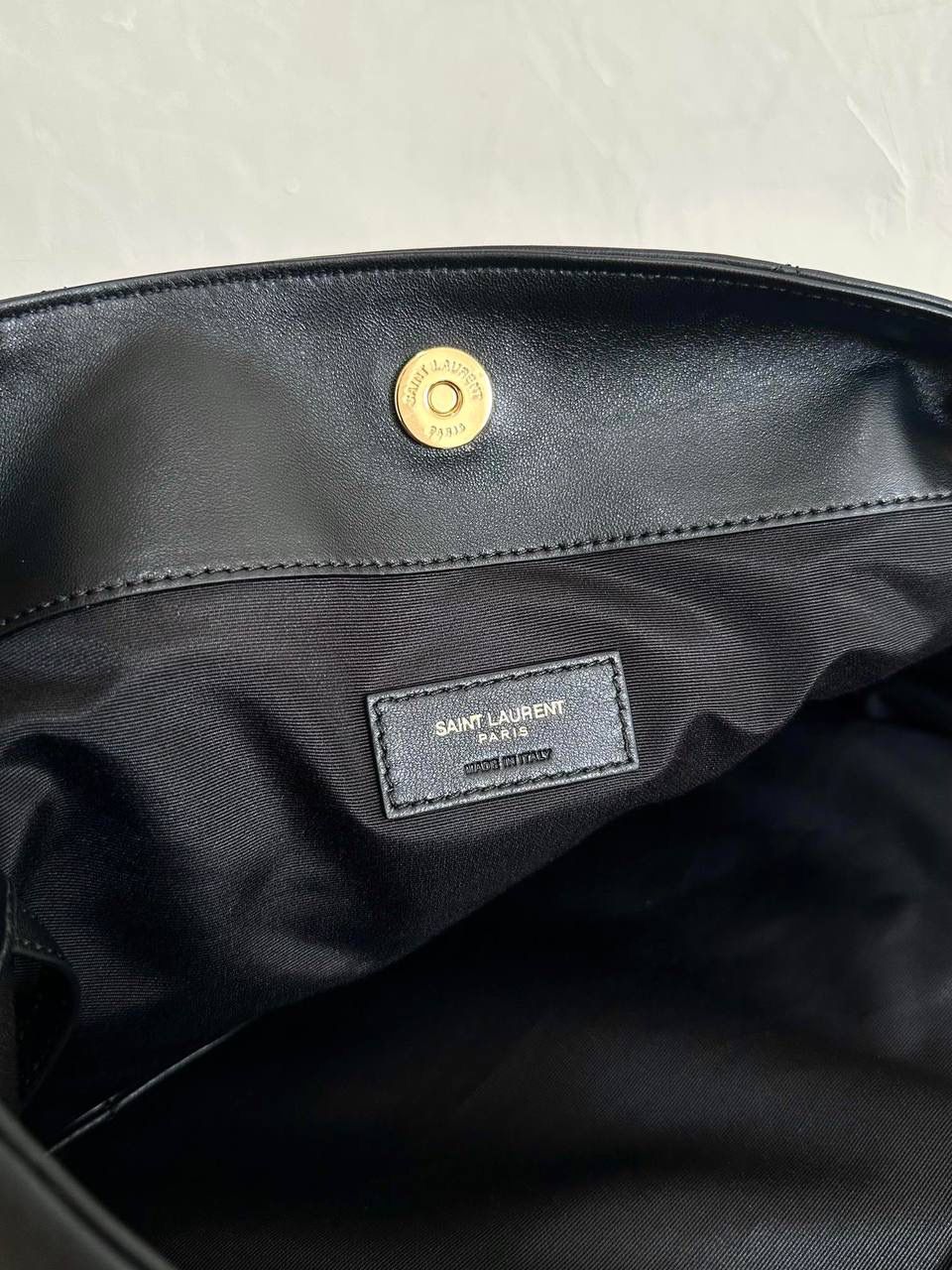 🖤大号爆款🔥再次回货❗️ ys1 Jamie 4.3 large pochon福袋腋下包 设计师真的太懂消费者需要什么了吧 很多托特包的设计都没法让颜值和实用性两者都兼得 但是！这只tote做到了！ 它包身轻，容量大，而且还很优雅！ 是有设计在线，且贵气满满的实用型tote 我觉得比22bag好看耶 这是可以说的吗😝 还是一只可以让你实现优雅带娃的妈咪包～ 34×27×3cm809824m