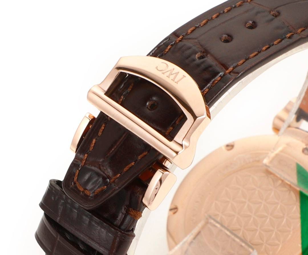 IWC达文西 IW459306 蓝色表盘配月相，好看又有氛围感，蓝色和月相搭配很协调。 这款达文西是复古经典设计，表盘干净清楚，指针是剑形，表冠是圆拱形，表耳可活动，戴着手腕更舒服。 表底刻有“生命之花”图案，是重叠圆环的几何样式。 表径36mm，精钢表壳，自动机械机芯，带中央停秒、月相显示，表底有特殊雕刻。 防水30米，动力储存42小时。 整体简约大方，细节精致，很适合成熟优雅的女生佩戴❤️