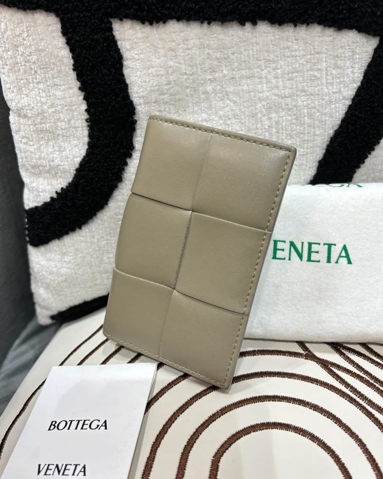 Bottega Veneta Cassette Card Holder  100%Authentic, 98%new✅dust bag 