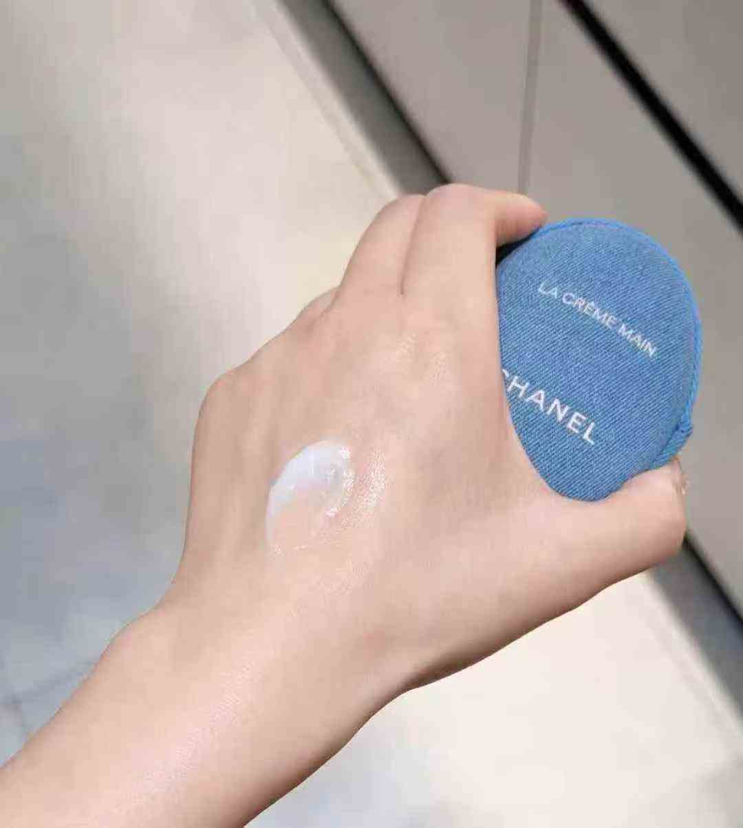 現貨 CHANEL LA CREME MAIN  滋養精華護手霜 鵝蛋丹寧護手霜 50ML  （輕盈） （附限量牛仔鵝蛋收納袋）專櫃已售罄