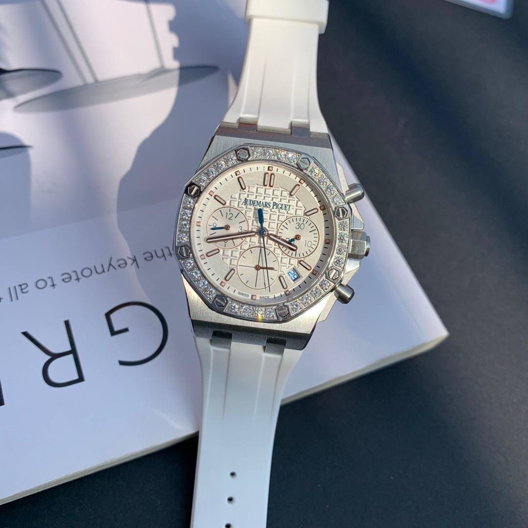 明星王子文同款，皇家橡树离岸系列计时腕表！目前在国内外女款热门之一市场正品一表难求，二手市场价格更是不断上涨！为了保证大家花最少的钱就能买最划算的表款，我们良苦用心！打造技术性攻破已做到壳可正品互换。真真正正做到原装一致！各方面非常谐调优秀！非常难得的款式希望你们不要错过😄